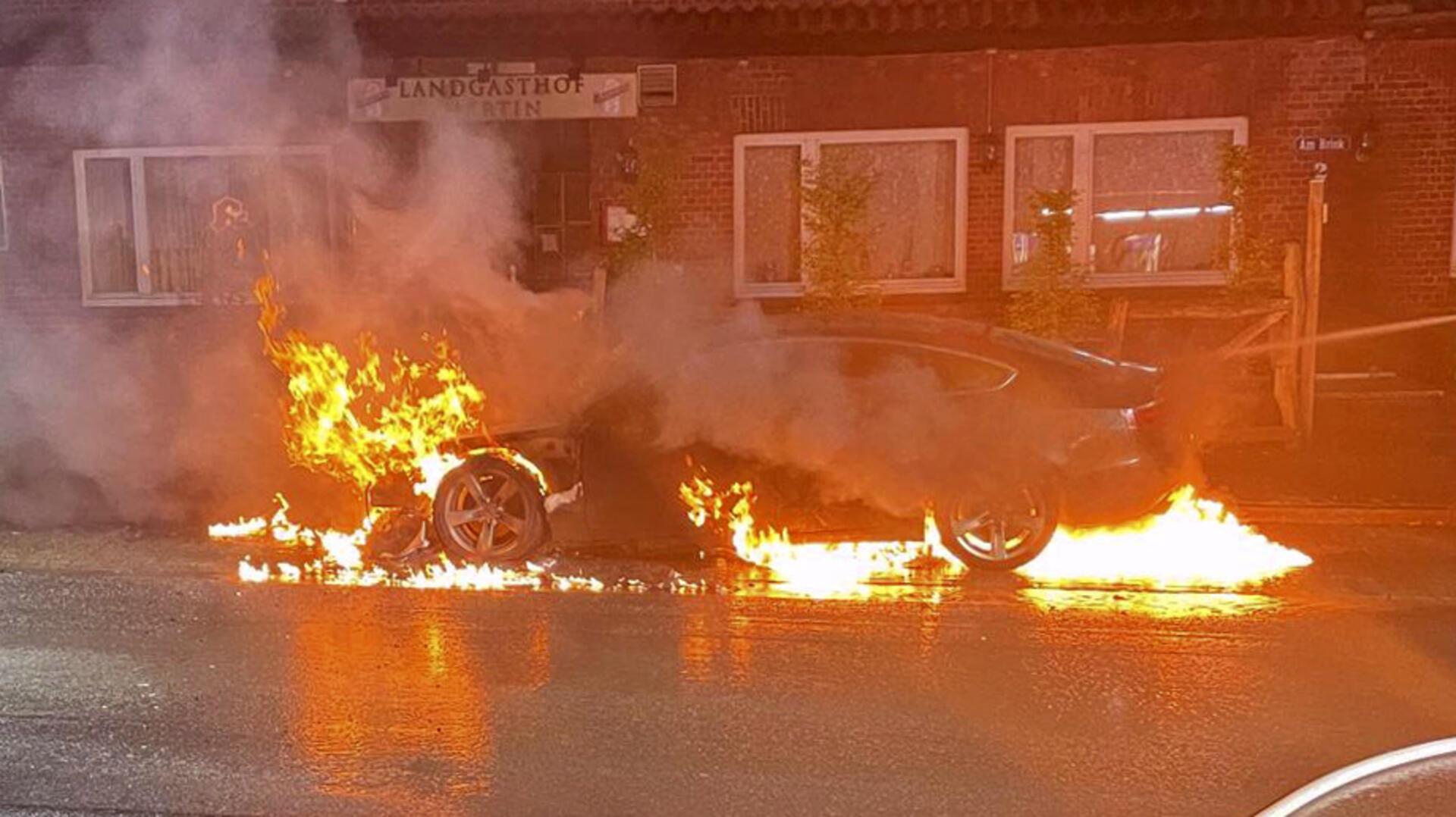 Mitten in Selsingen brennt am Dienstagabend ein Auto, nachdem es mit einem Molotowcocktail beworfen wurde. Mutmaßlicher Täter: ein 53-Jähriger, der zu seinen Motiven keine Angaben macht.