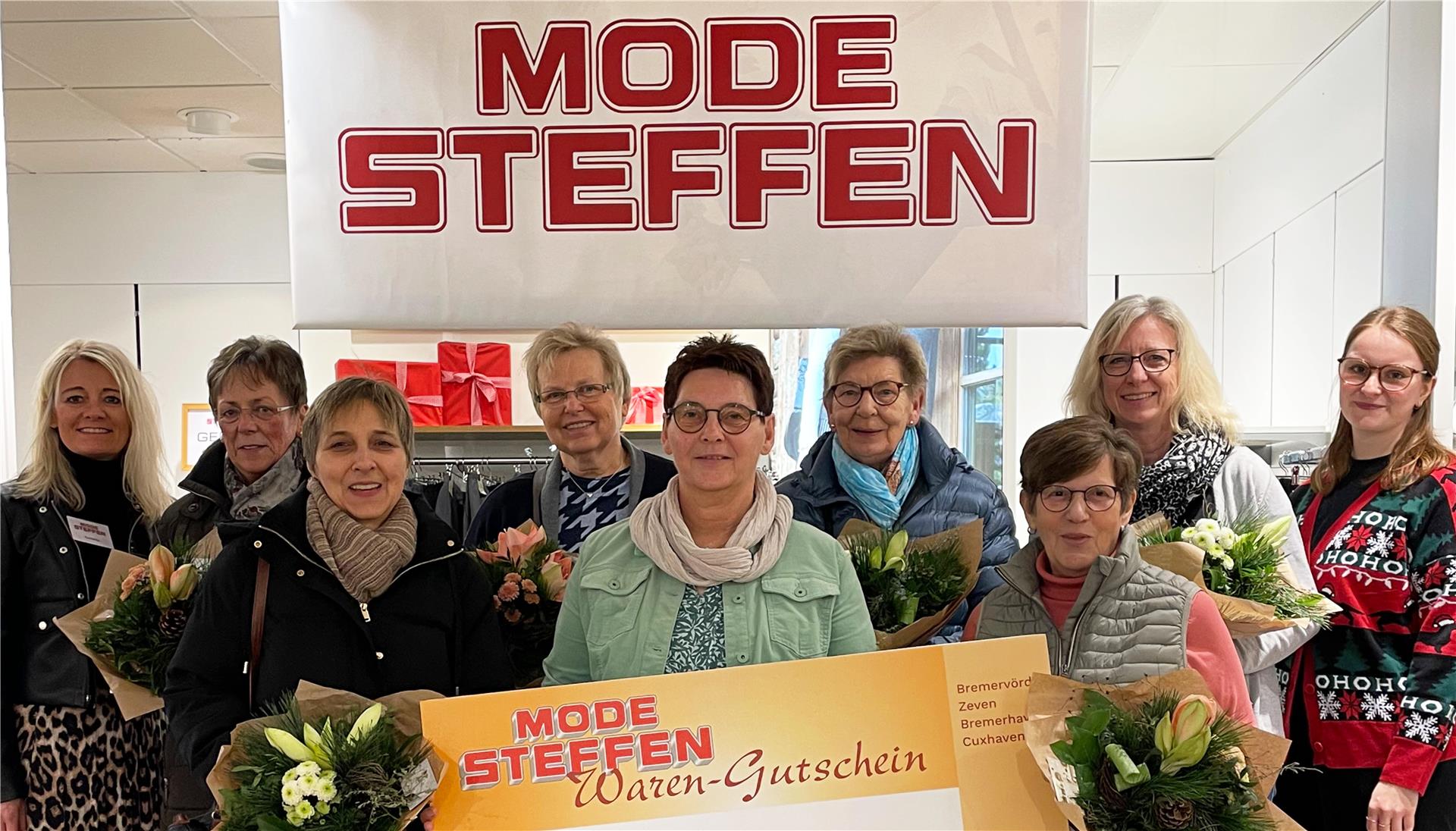 Modeberaterin aus der Damenabteilung, Stefanie Kuchinke, und Daria Scholz aus der Marketingabteilung, überreichten den glücklichen Gewinnerinnen ihre Preise.