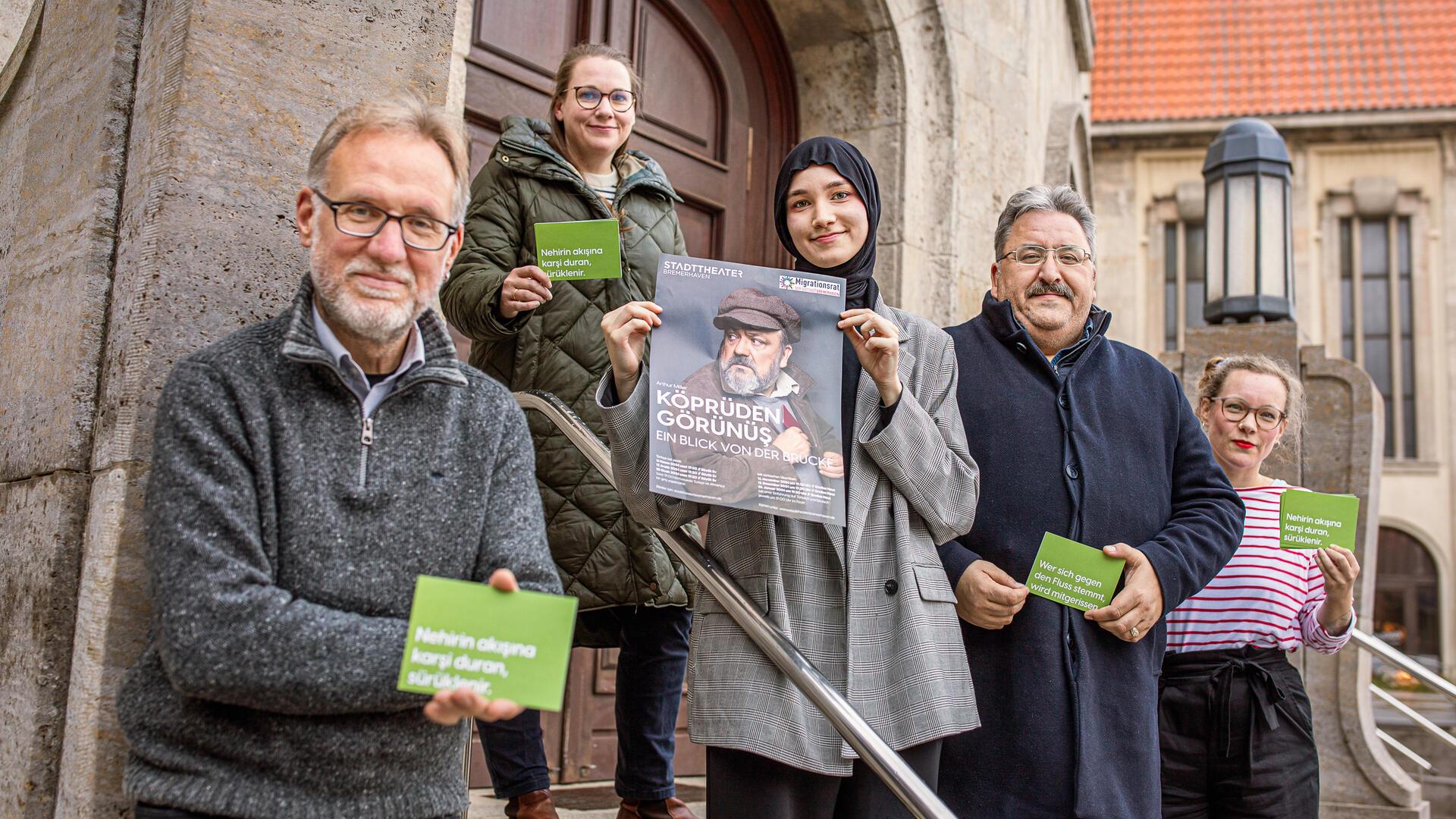 Möchten Sprachbarrieren im Theater abbauen (von links): Schauspielleiter Peter Hilton Fliegel, Kristina Steinig (beim Magistrat Koordinatorin für Integration), Sena Demirbagi (FSJ Kultur), Cafer Isin (Migrationsrat) und Justine Wiechmann (Dramaturgin).