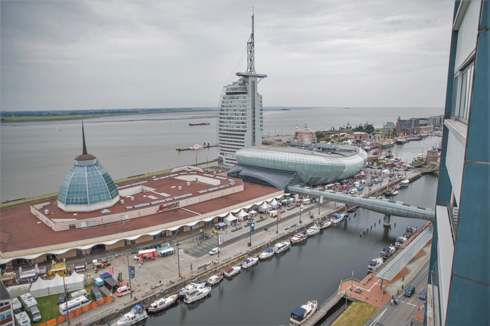 Moin-Outlet, Sail-City-Hochhaus, Klimahaus und im Hintergrund der Zoo am Meer si...