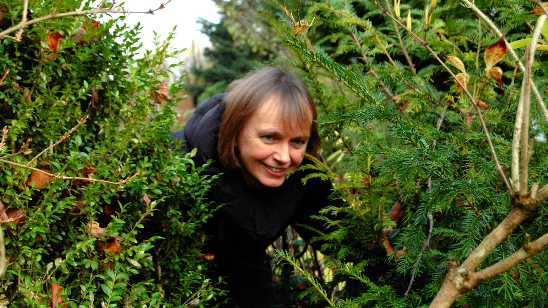 Monika Viebrock ist Souffleuse bei den Börd Heeßler Plattdüütsch Speelern. Wichtigstes Utensil des Bühnenbilds ist eine Hecke.