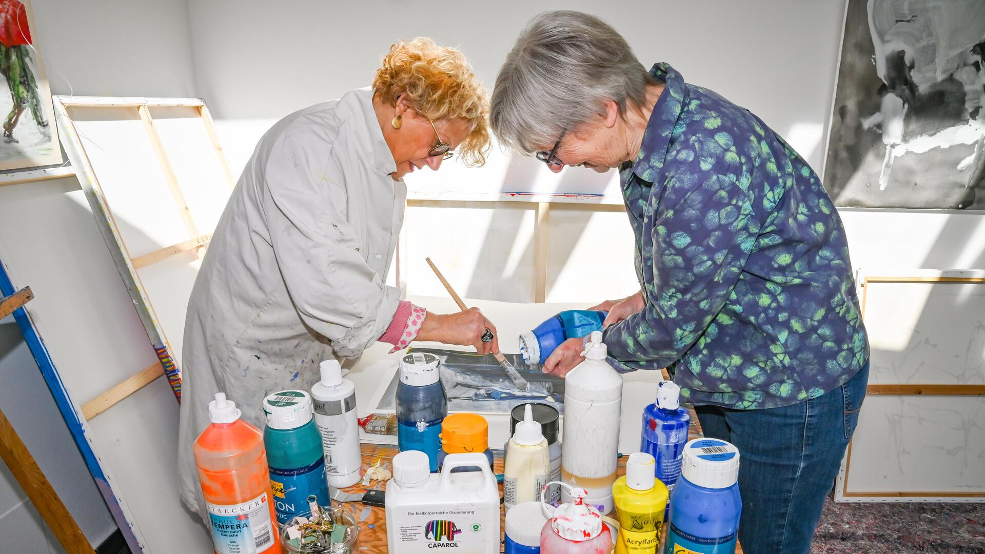 Monique Maeno (links) aus Paris und Barbara Moysich aus Bremerhaven kennen sich seit 1971 und malen seit Jahren gemeinsam, auch in Moysichs kleinem privaten Atelier in Geestland.