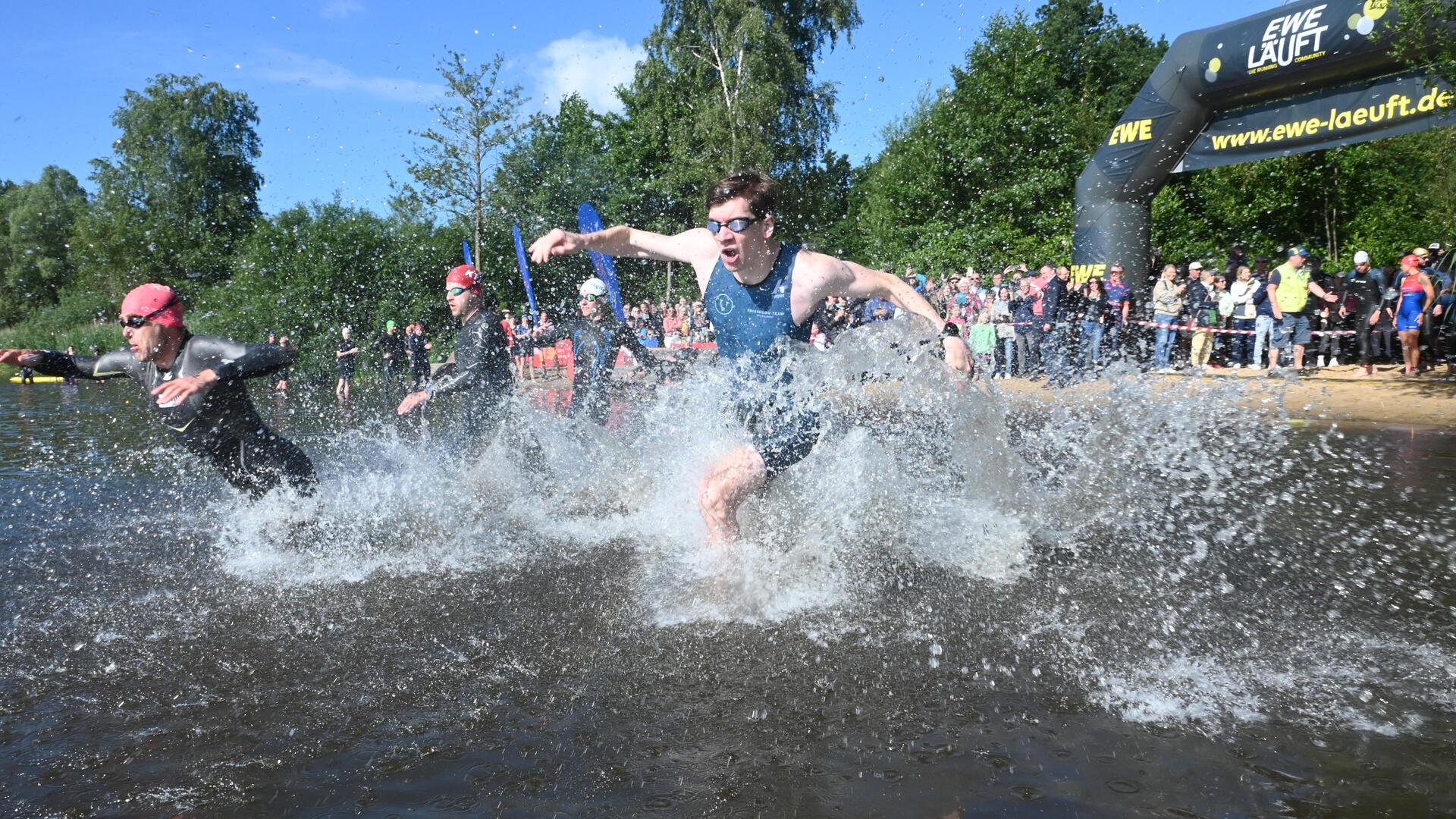 Morgens um 9 Uhr in den noch ziemlich kalten Vörder See springen: Dieses Vergnügen gönnten sich gestern mehr als 400 Starter beim 2. Oste-Triathlon.