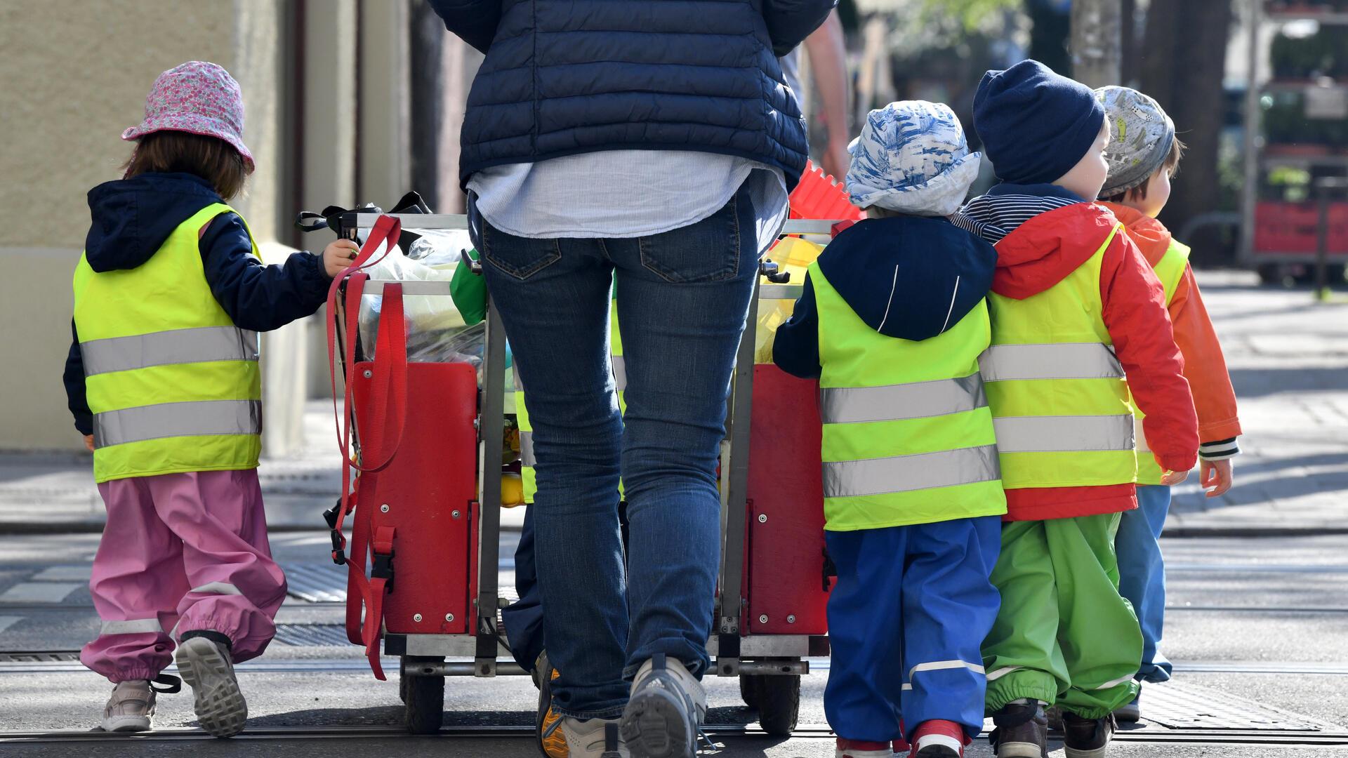 Mütter und Väter müssen in Loxstedt tiefer in die Tasche greifen, wenn sie ihre Kleinen in die Krippe schicken: Ab August kosten vier Stunden Betreuung 120 Euro im Monat.