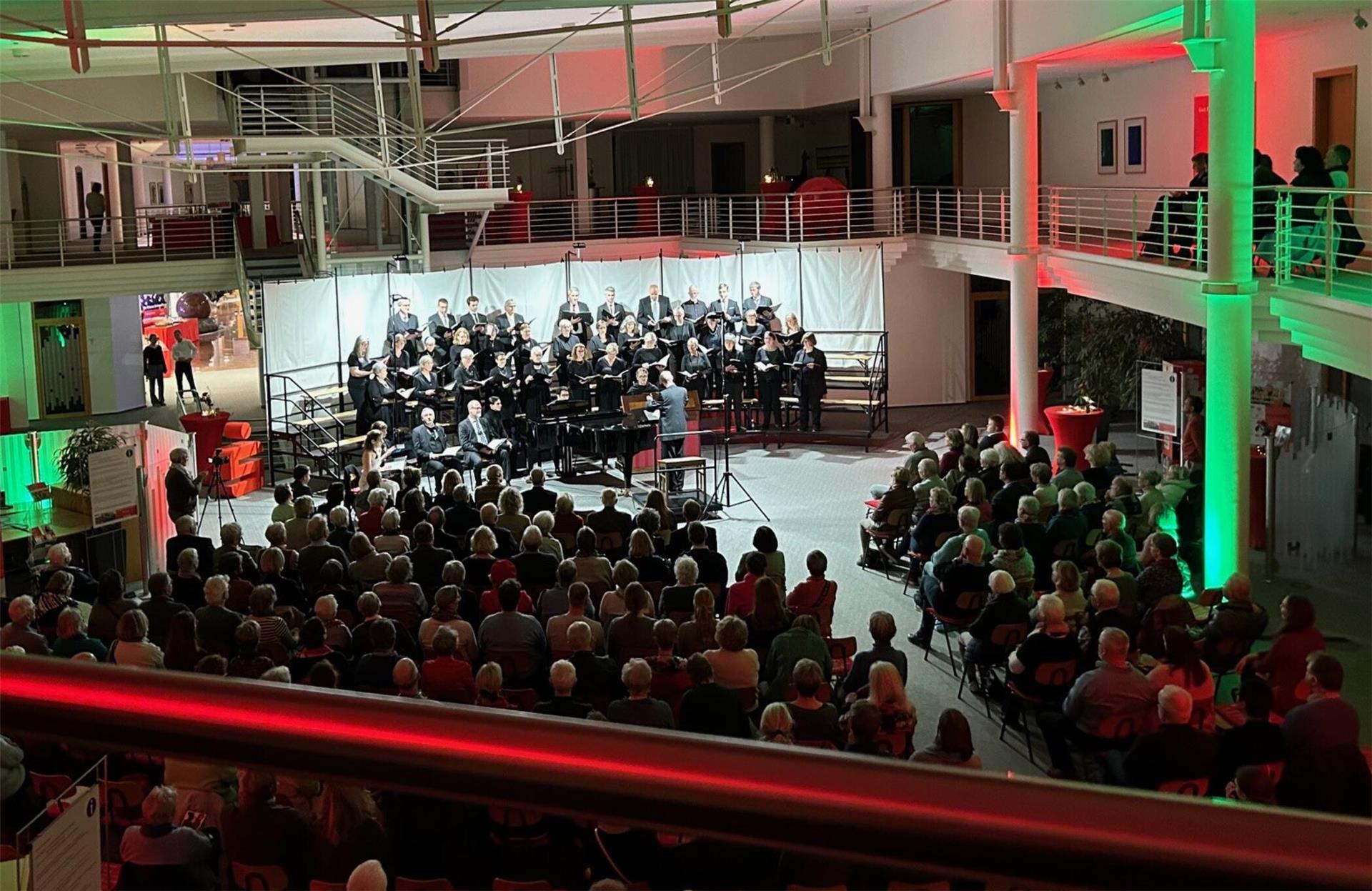 Blick in die Kundenhalle beim Konzert. 