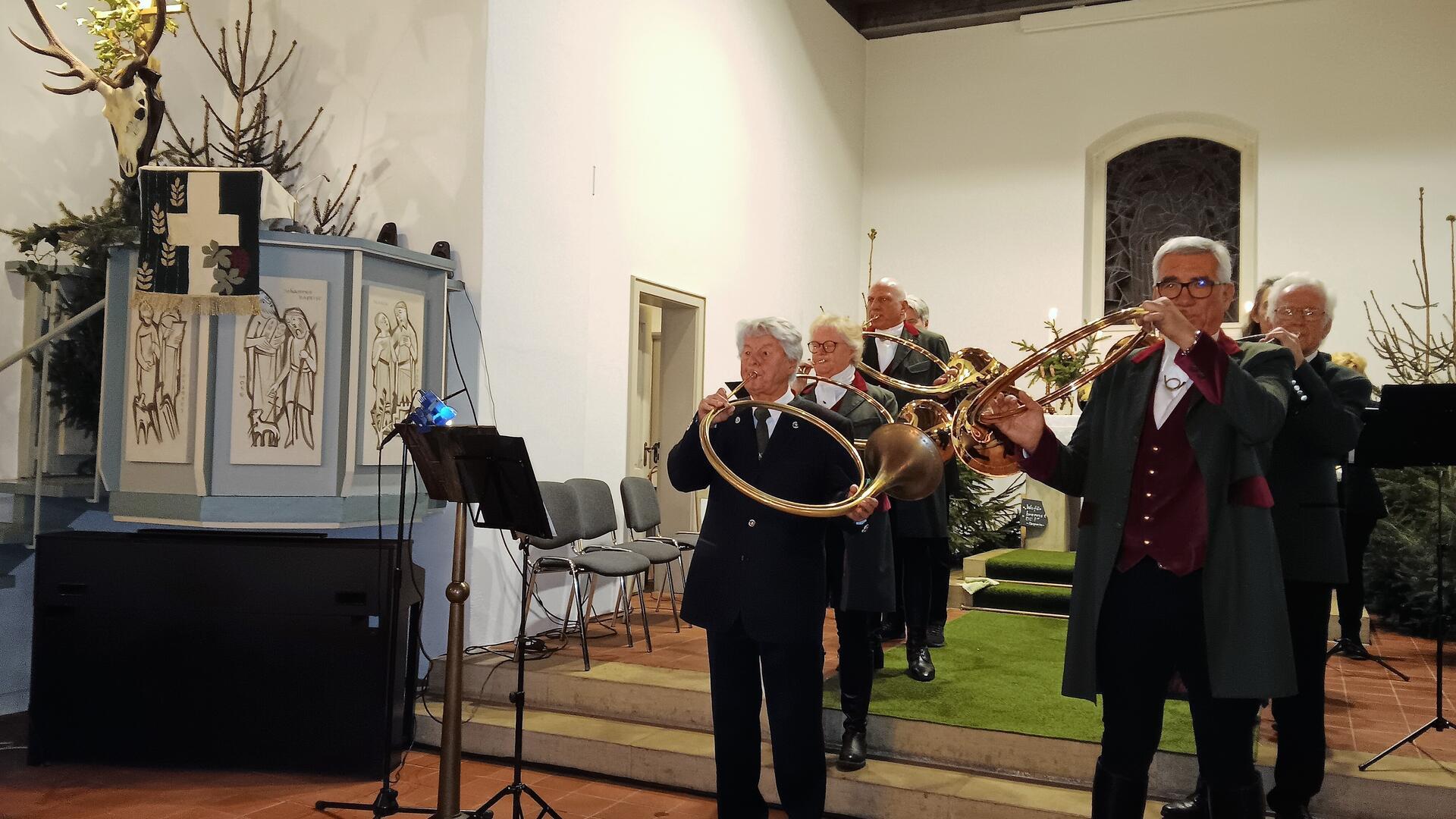 Bläser musizieren in einer Kirche.