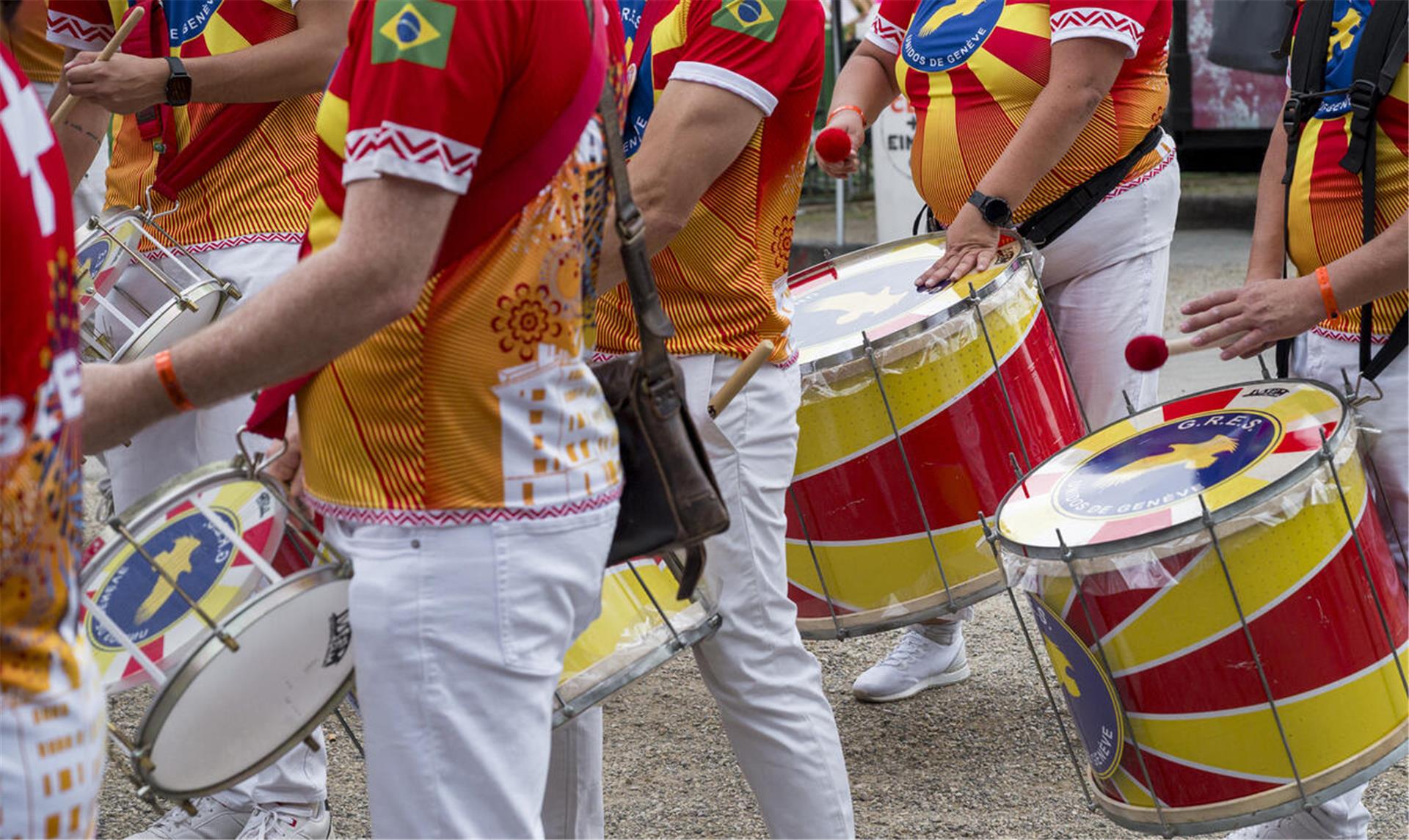 Musiker einer Samba-Gruppe trommeln. Auch in Selsingen steht dieser Rhythmus im Blickpunkt. 