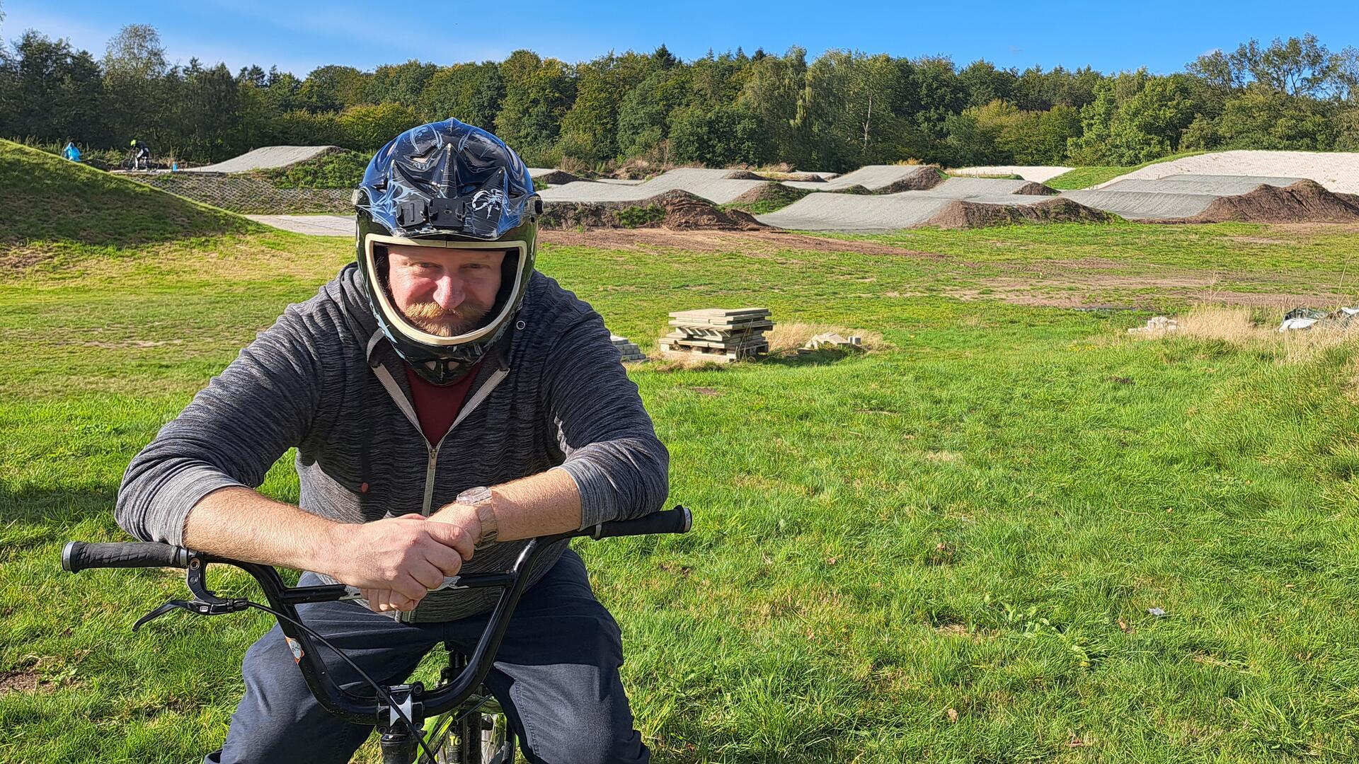 NZ-Redakteur Jan Iven hat die neue BMX-Strecke in Langen ausprobiert. Fazit: BMX fahren ist richtig anstrengender Sport.