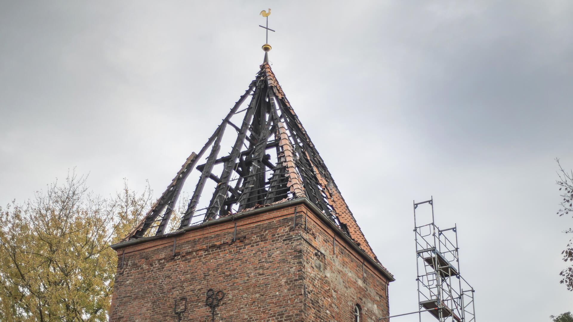 Nach dem Brand im Kirchturm der Wulsdorfer Dionysiuskirche stellen sich viele Fragen, zum Beispiel wie hoch der Schaden ist.