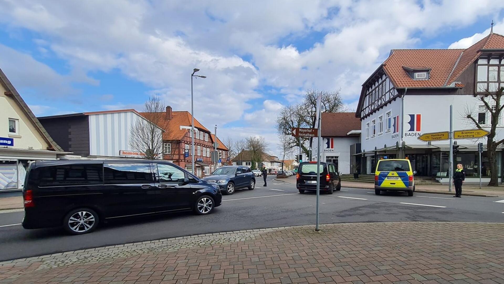 Nach dem Gottesdienst sorgte die Polizei dafür, dass die Bestatter problemlos auf die B75 in Scheeßel abbiegen und ihre Fahrt fortsetzen konnten.