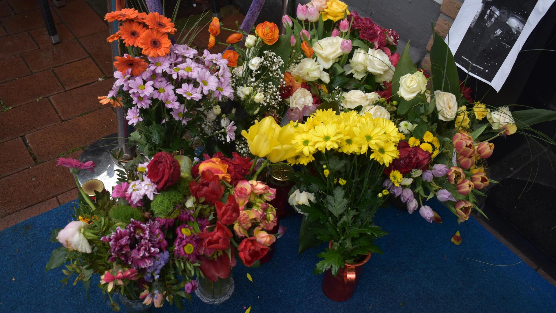 Nach dem Tod des Kellners legten Gäste Blumen vor dem „Olympischen Feuer“ in Lehe ab, in dem er gearbeitet hatte.