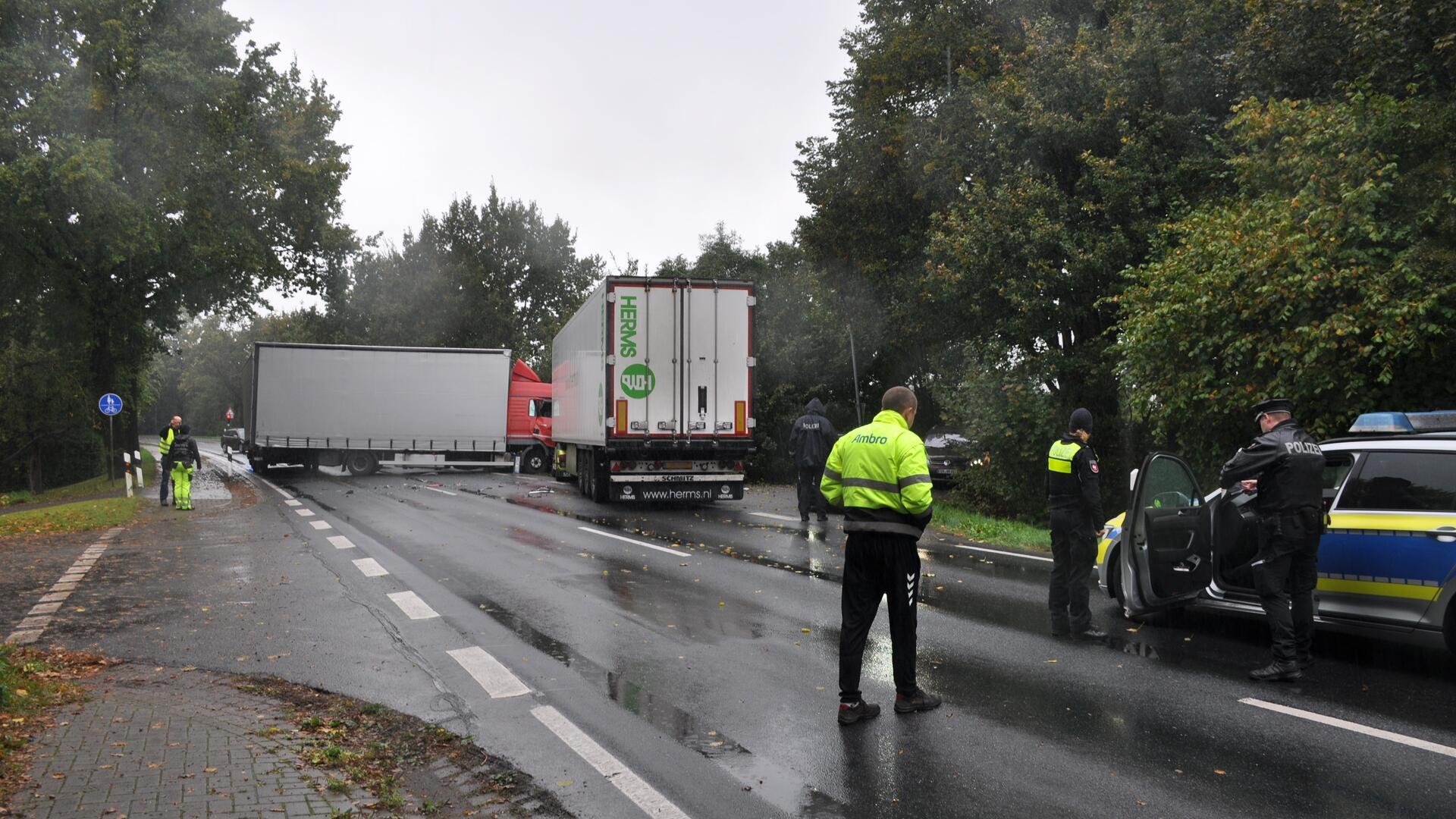 Nach dem Unfall mit insgesamt vier beteiligten Fahrzeugen muss die Bundesstraße bei Barchel voraussichtlich bis in die Abendstunden hinein gesperrt werden.