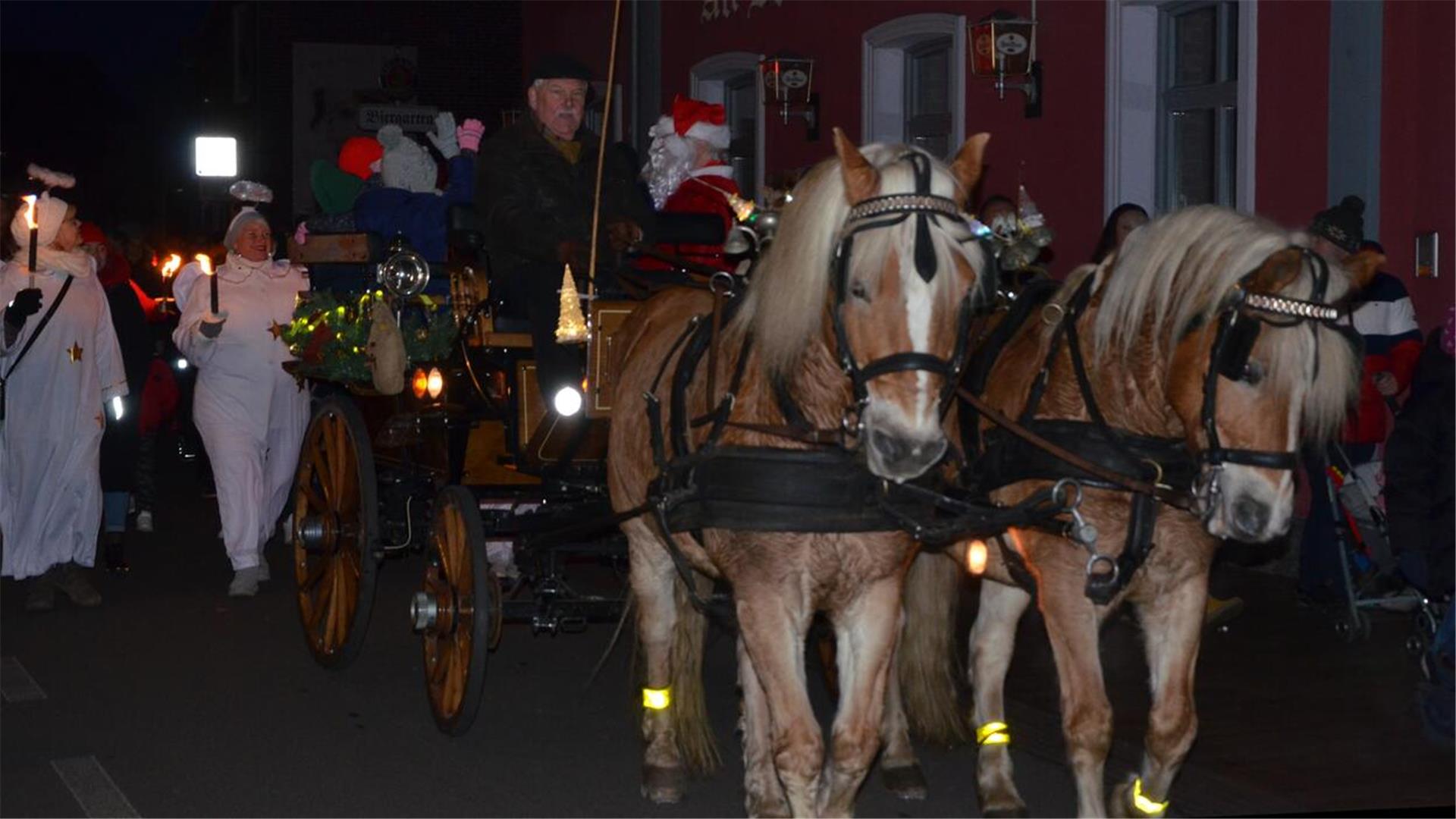 Nach der Anreise mit dem Oldtimer-Polarexpress, fährt der Weihnachtsmann am 7. Dezember in einer Kutsche und begleitet von einem großen Laternenumzug in die Bremervörder Innenstadt. 