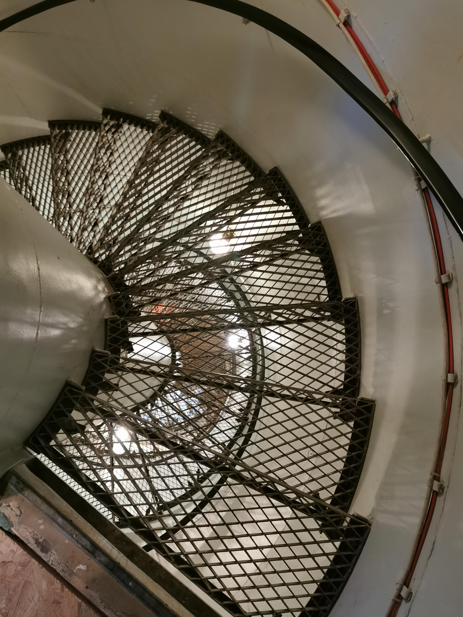 Nach der Außenleiter geht es innen auf der Wendeltreppe weiter.