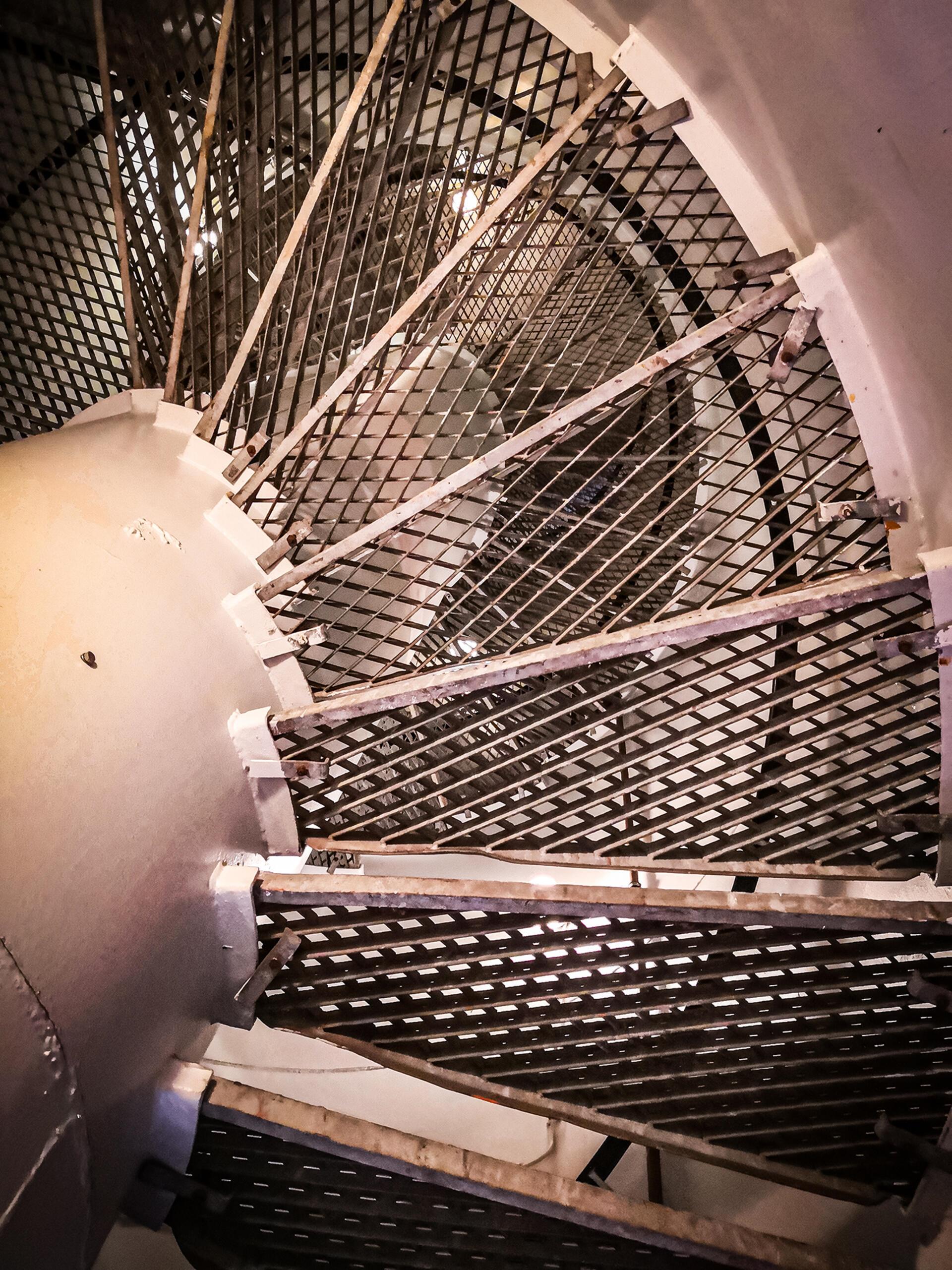 Nach der Außenleiter geht es innen auf der Wendeltreppe weiter.