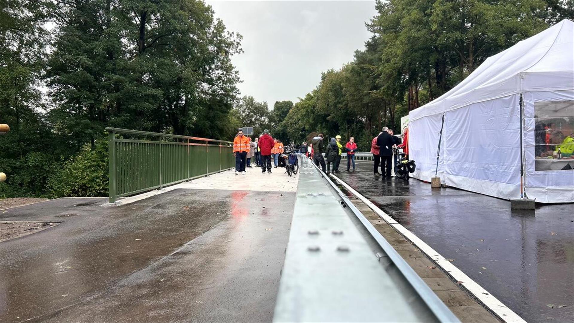 Menschen auf einer Straßenbrücke