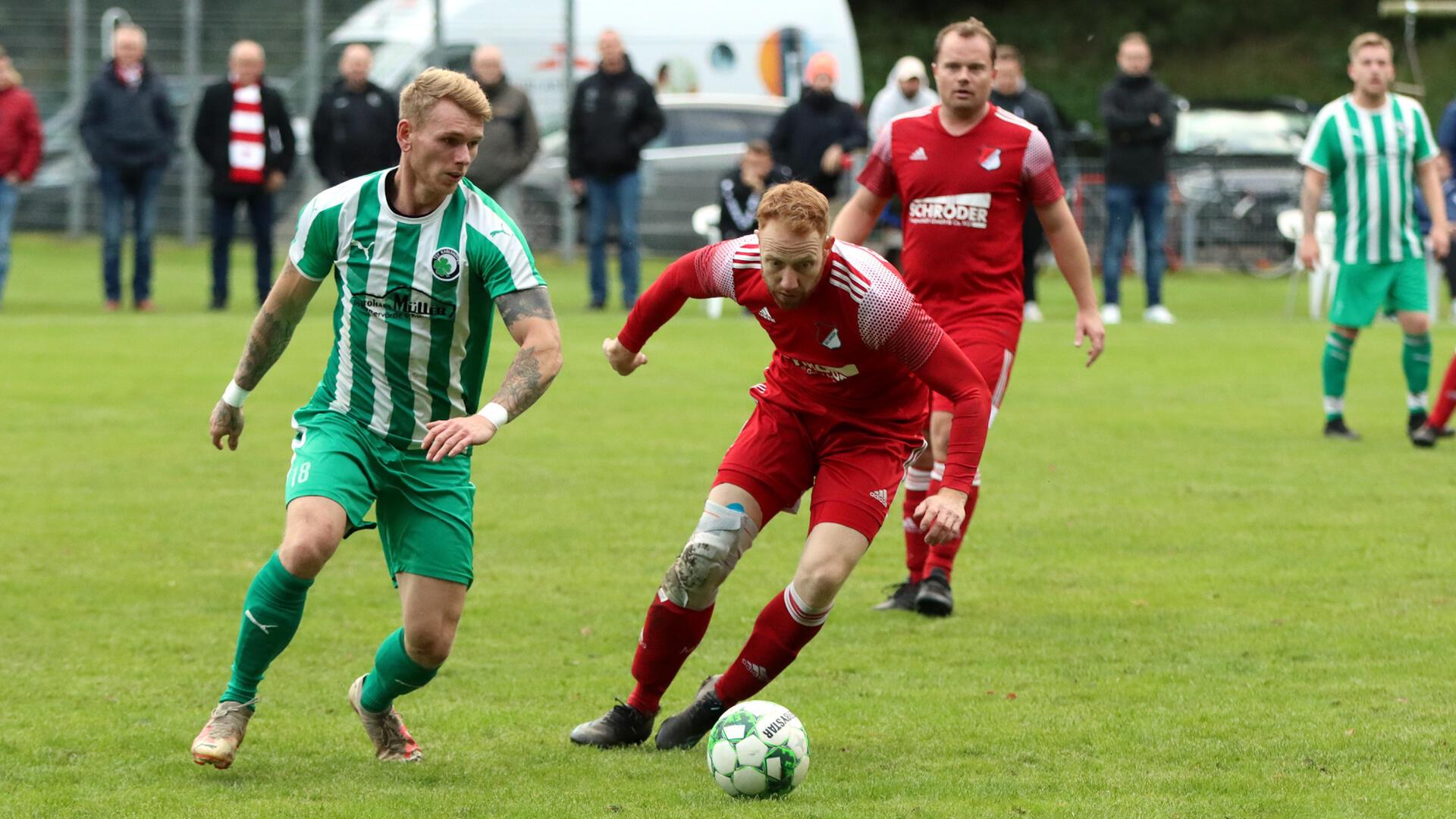 Nach langer Verletzungspause ist Karlshöfens Torjäger Sven Martens (li.), hier gegen Tim Viebrock, wieder in den Kader zurückgekehrt.