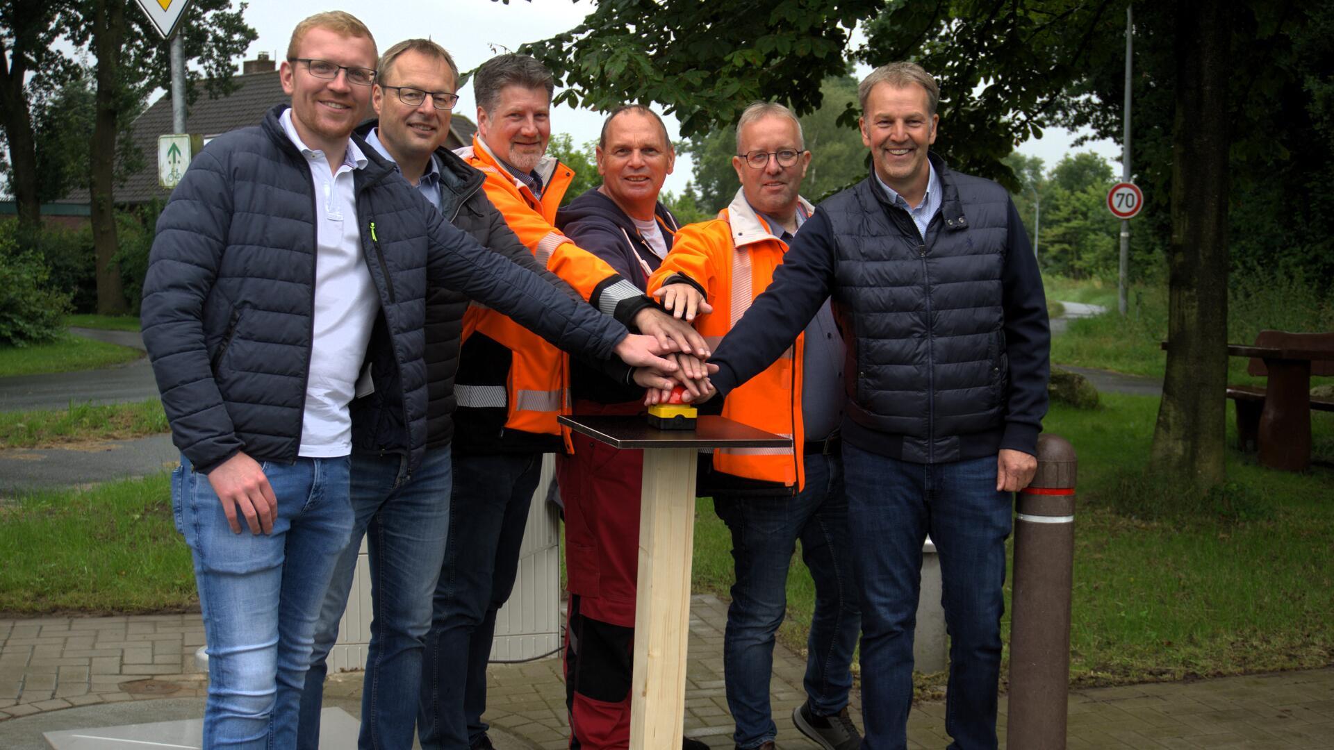 Nach zweieinhalb Jahren Bauzeit trafen sich (von links) Ortsvorsteher Kim Haaren (CDU), Carsten Gerken (Firma Sweco), Knut Plischke (Verwaltung), FrankRiegel (Klärwerkleiter), Thomas Böttjer (Firma Stehnke) und Bürgermeister Guido Dieckmann an der Pumpstation am Twiselfort zur offiziellen Inbetriebnahme des neuen Schmutzwasserkanals in Heerstedt.