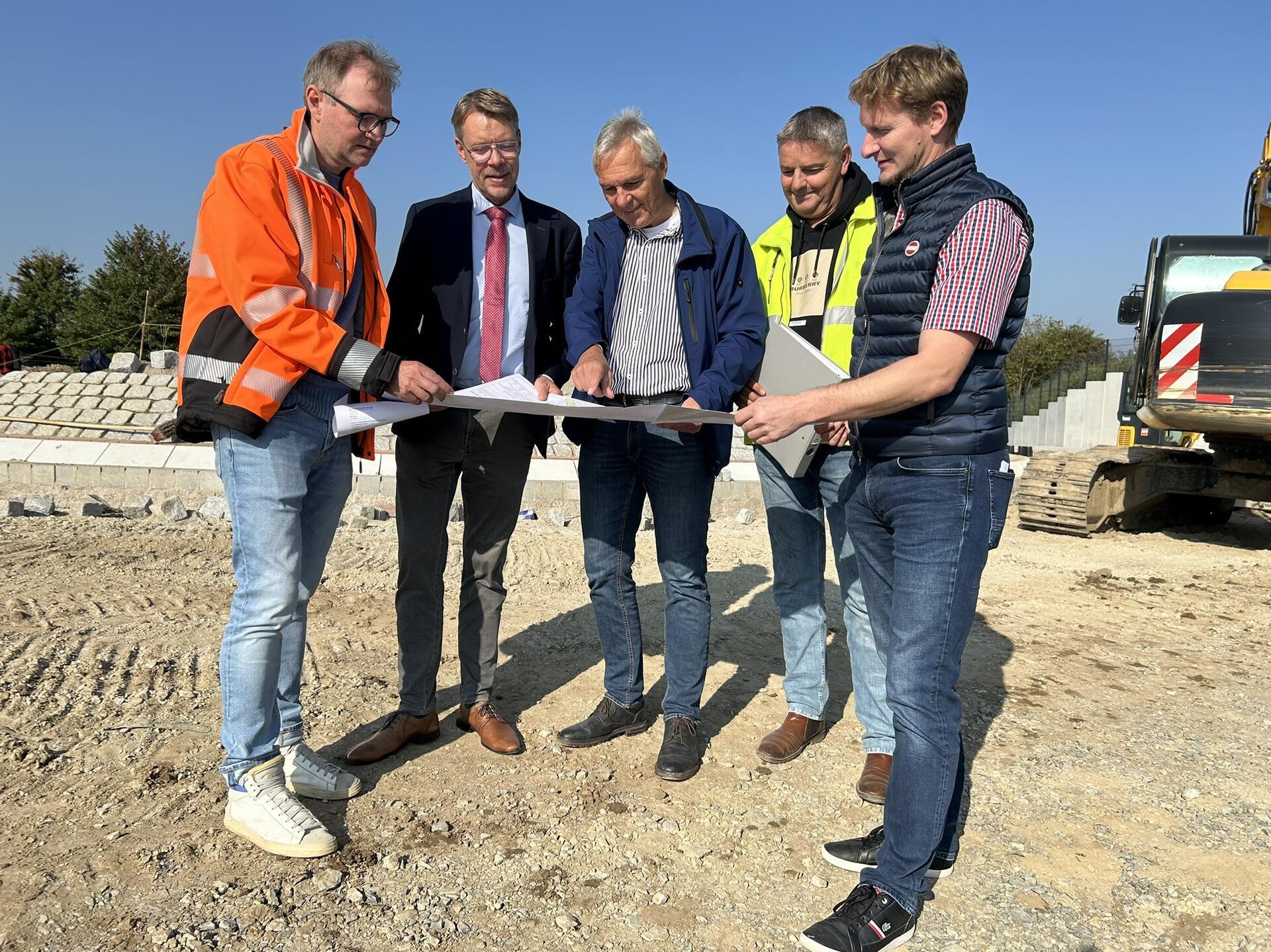 Nahmen gemeinsam den Baufortschritt im Bereich der L 131 in Augenschein: Falk Salomon, Henning Fricke, Peter Meyer, Uwe Albers und Michael Schiebel.