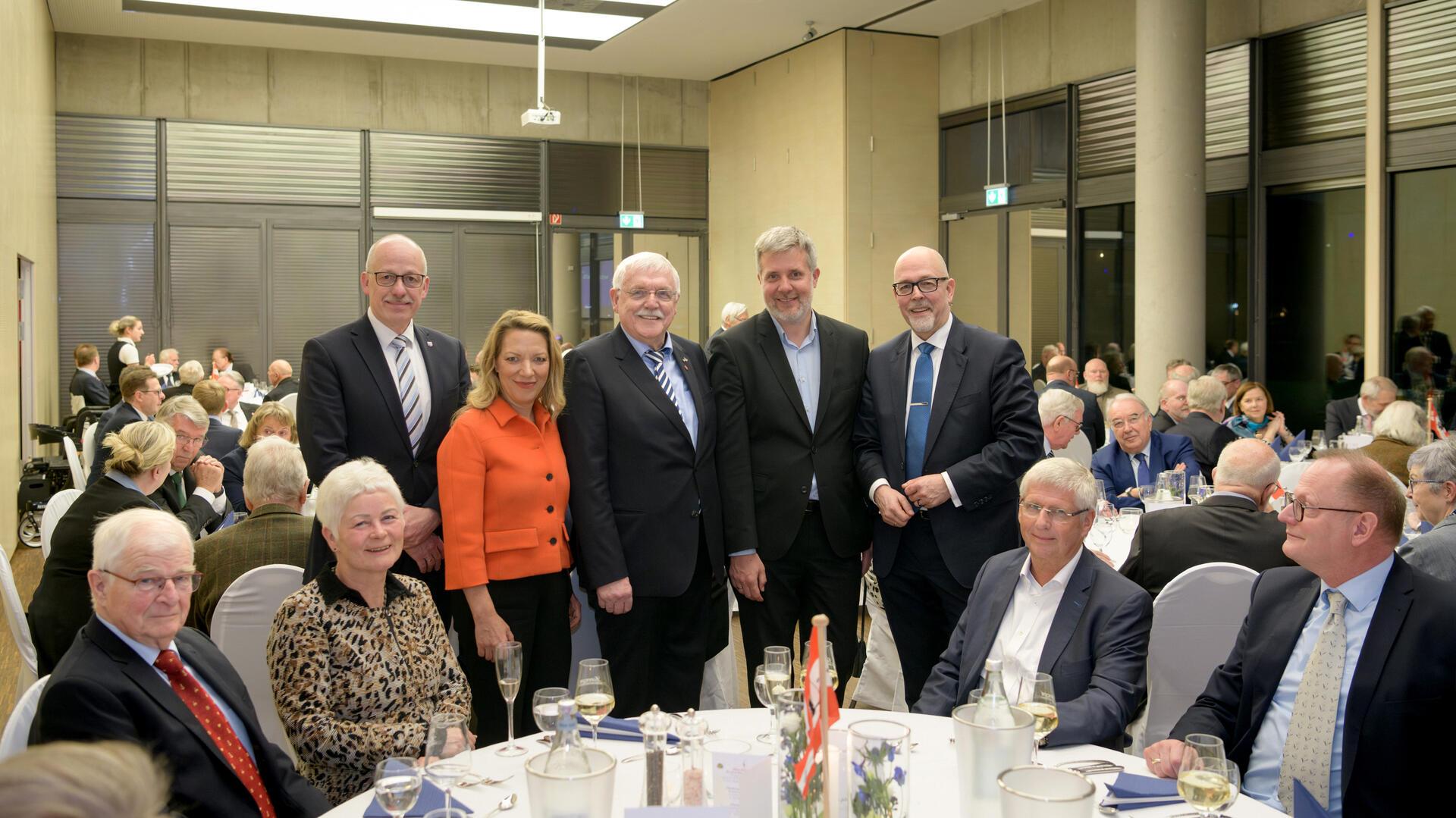 Nautisches Essen mit besonderen Gästen (von links): Stadtverordnetenvorsteher Torsten von Haaren, Awi-Direktorin Prof. Dr. Antje Boetius, Reiner Schumacher, der Vorsitzende des Nautischen Vereins, der maritime Koordinator der Bundesregierung Dieter Janecek und Häfen-Staatsrat Kai Stührenberg aus Bremen.