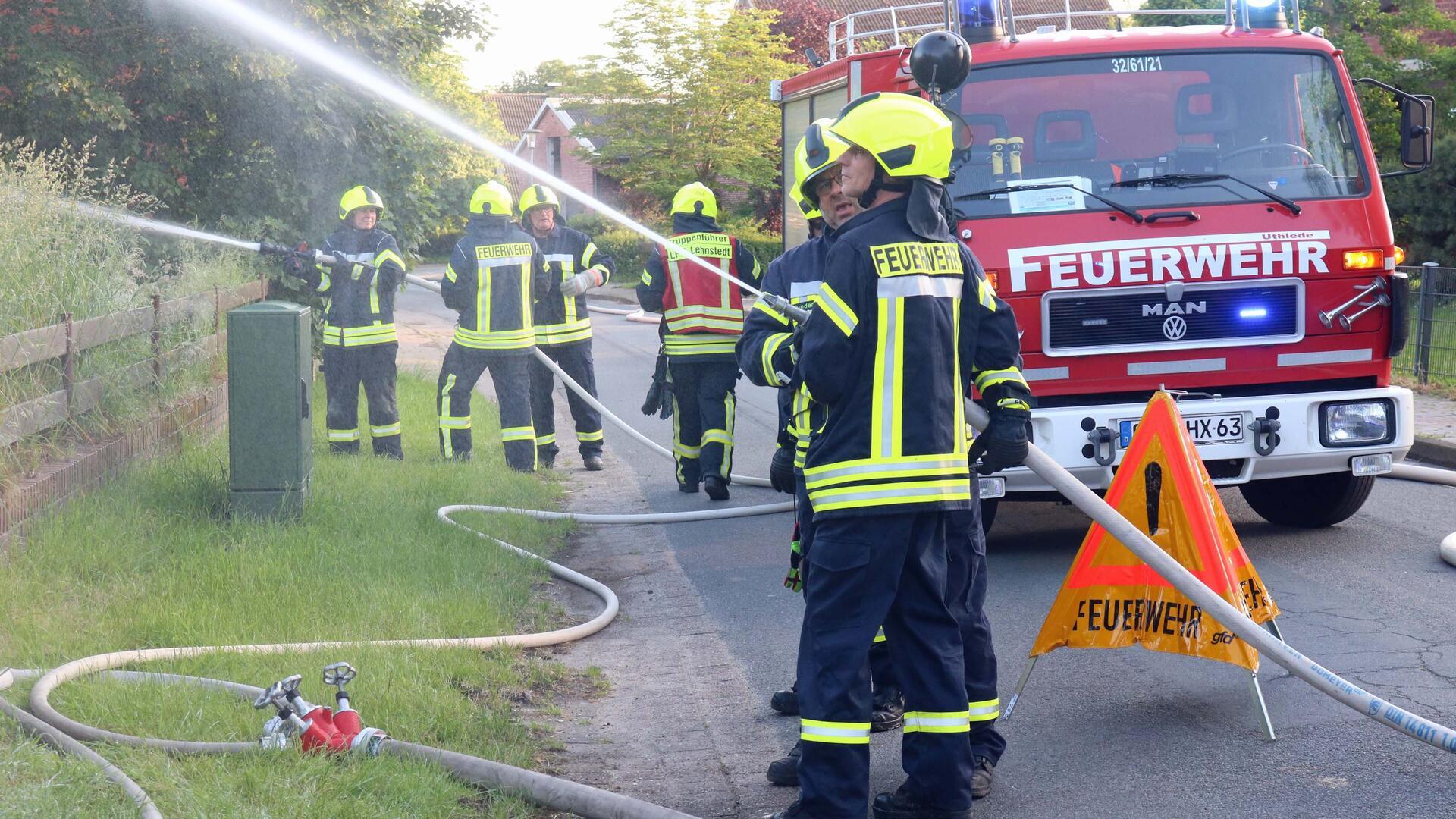 Neben dem Löschangriff mit Wasser bot das leerstehende Haus in Uthlede auch Übungsmöglichkeiten für einen Atemschutzeinsatz und eine Personenrettung.