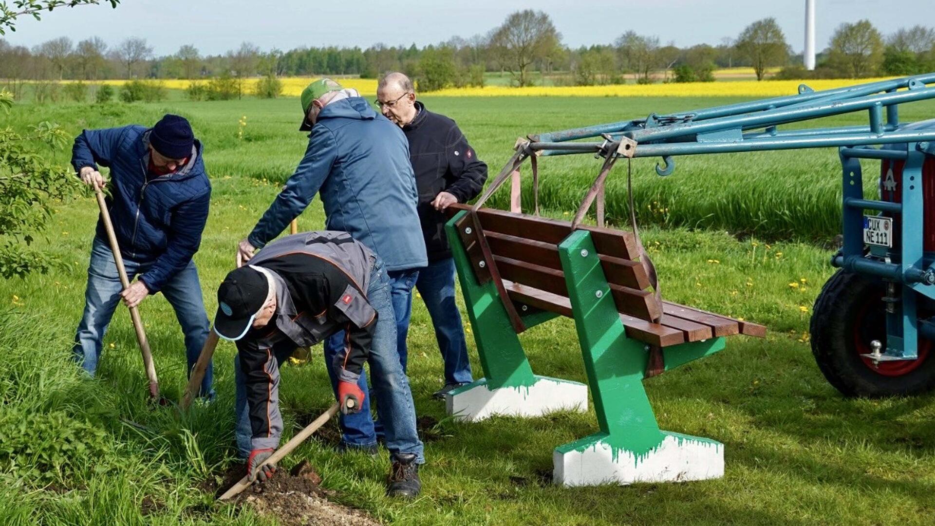 Neben den alten wurden in diesem Jahr auch zwei neue Ruhebänke wie hier an der Ecke Schultenkampsweg/ Friedhofstraße aufgestellt.