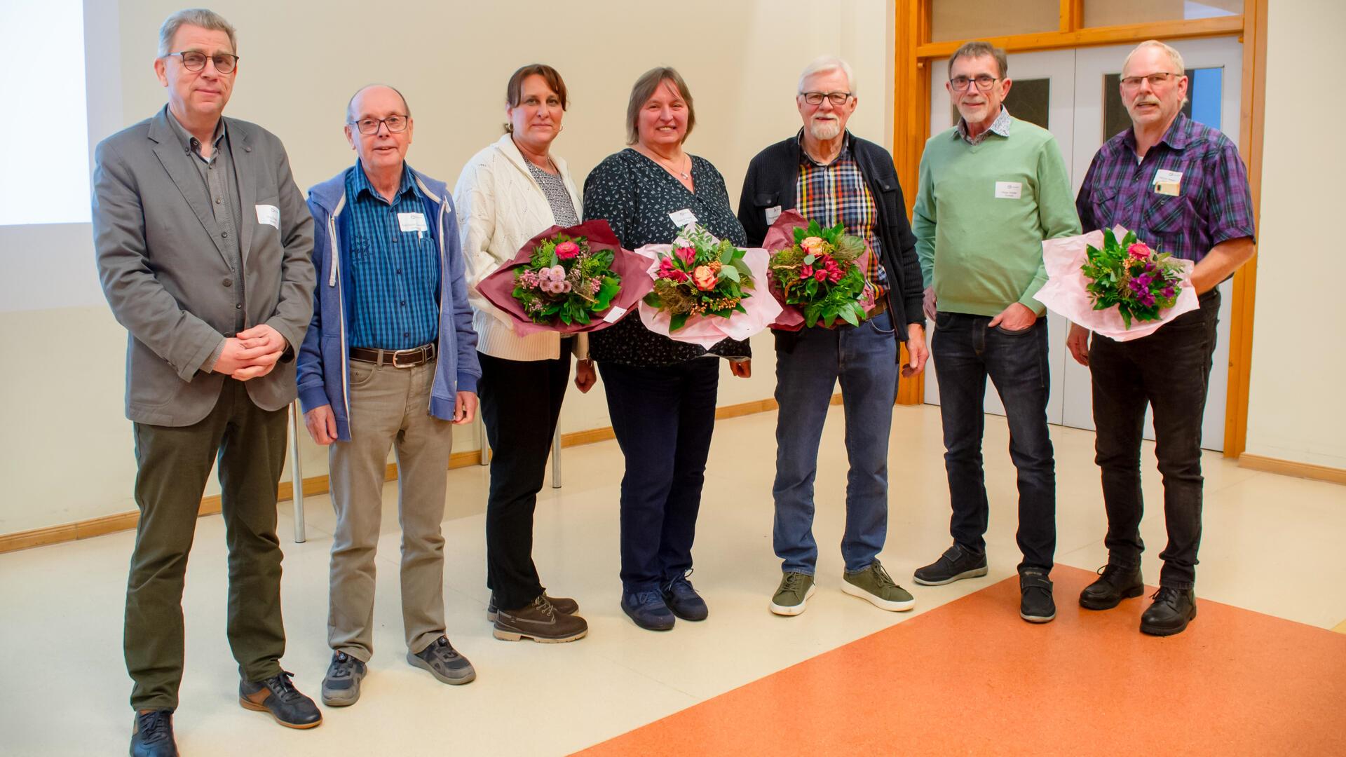 Neue Vorsitzende, aber dieselben Mitglieder: (von links) Jörg Honsa, Karl-Heinz Coordes, Ann-Kristin Gamble, Dagmar Dreyer (1. Vorsitzende), Horst Konwissorz, Helge Richter (2. Vorsitzender) und Werner Meyer bilden den Vorstand der Lebenshilfe Bremervörde/Zeven.