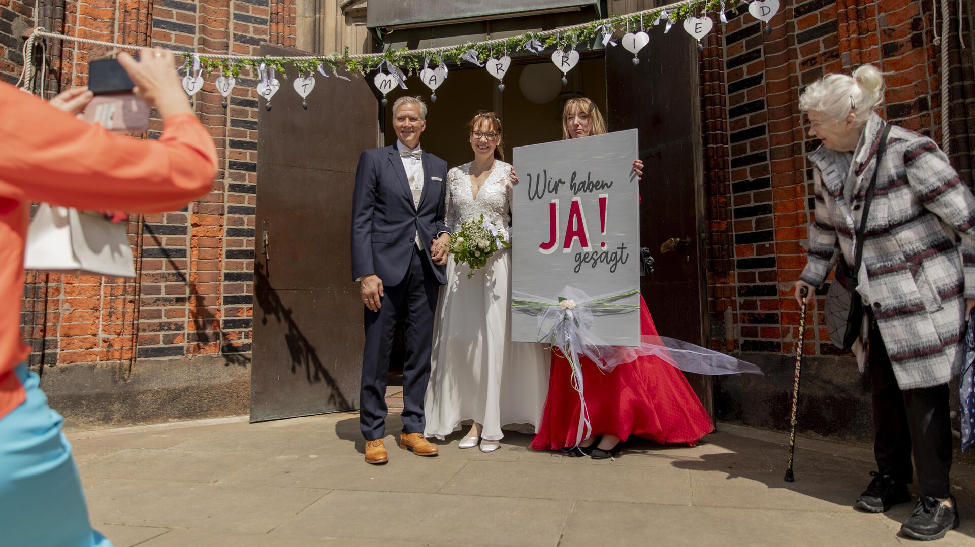 Neuer Anzug, weißes Hochzeitskleid - wenn schon, denn schon: Angelika und Fred Burba haben nach 27 Jahren noch einmal „Ja“ gesagt, zur Freude von Tochter Sasha.