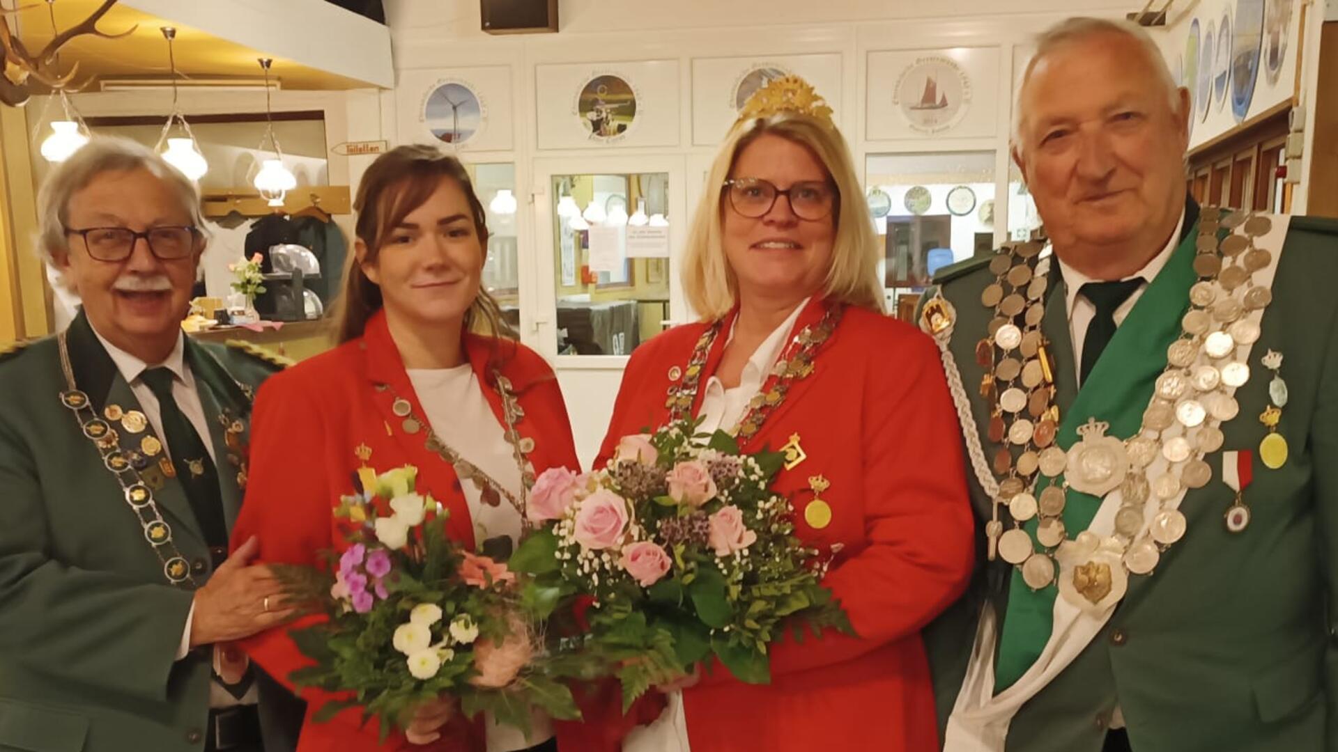 Neues Königshaus im Geestemünder Schützenverein: Es regieren Maike Mühlrad und Ulli Pätz als neues Königspaar (rechts). Zur Seite stehen ihnen Angelina Schröder und Peter Czyron als Vize-Königspaar.