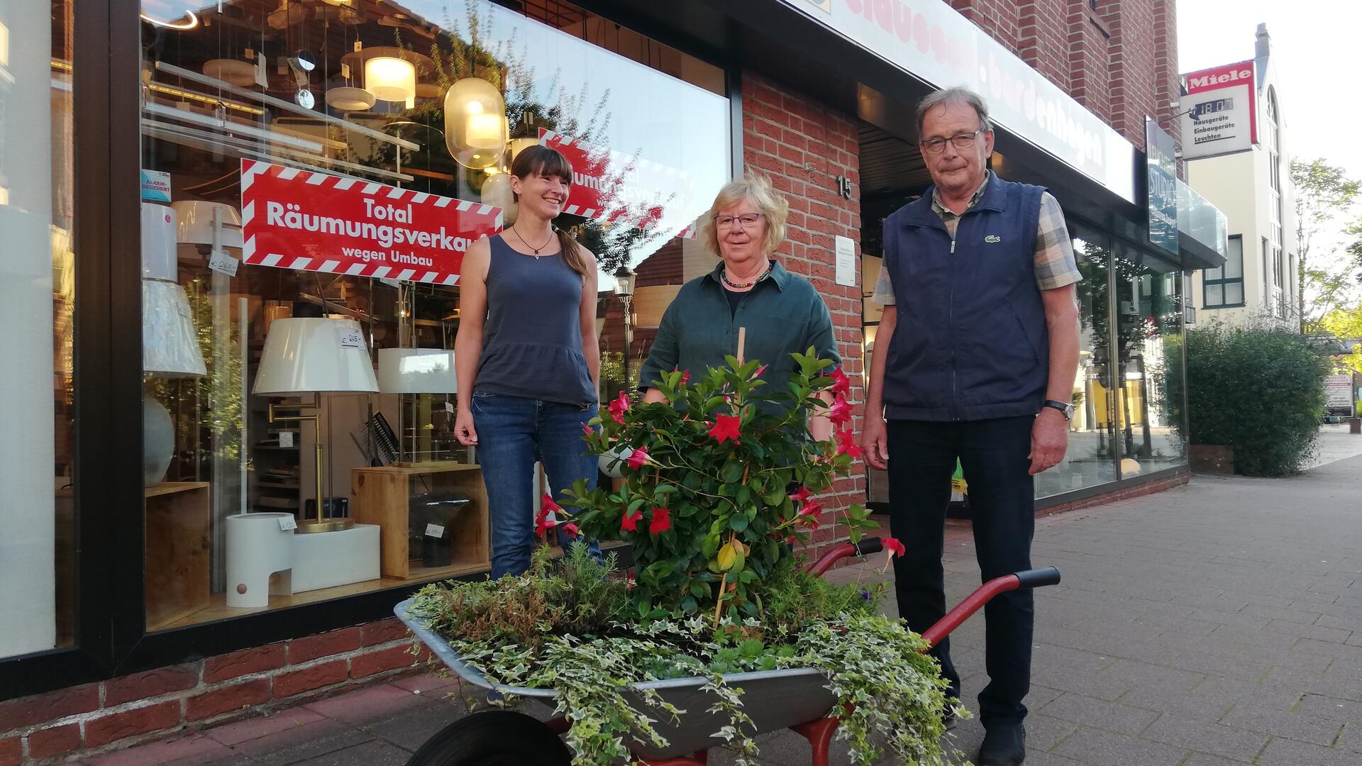 Birgit Dijk, Heide Claussen-Bardenhagen und Friedhelm Bardenhagen vor dem Geschäft