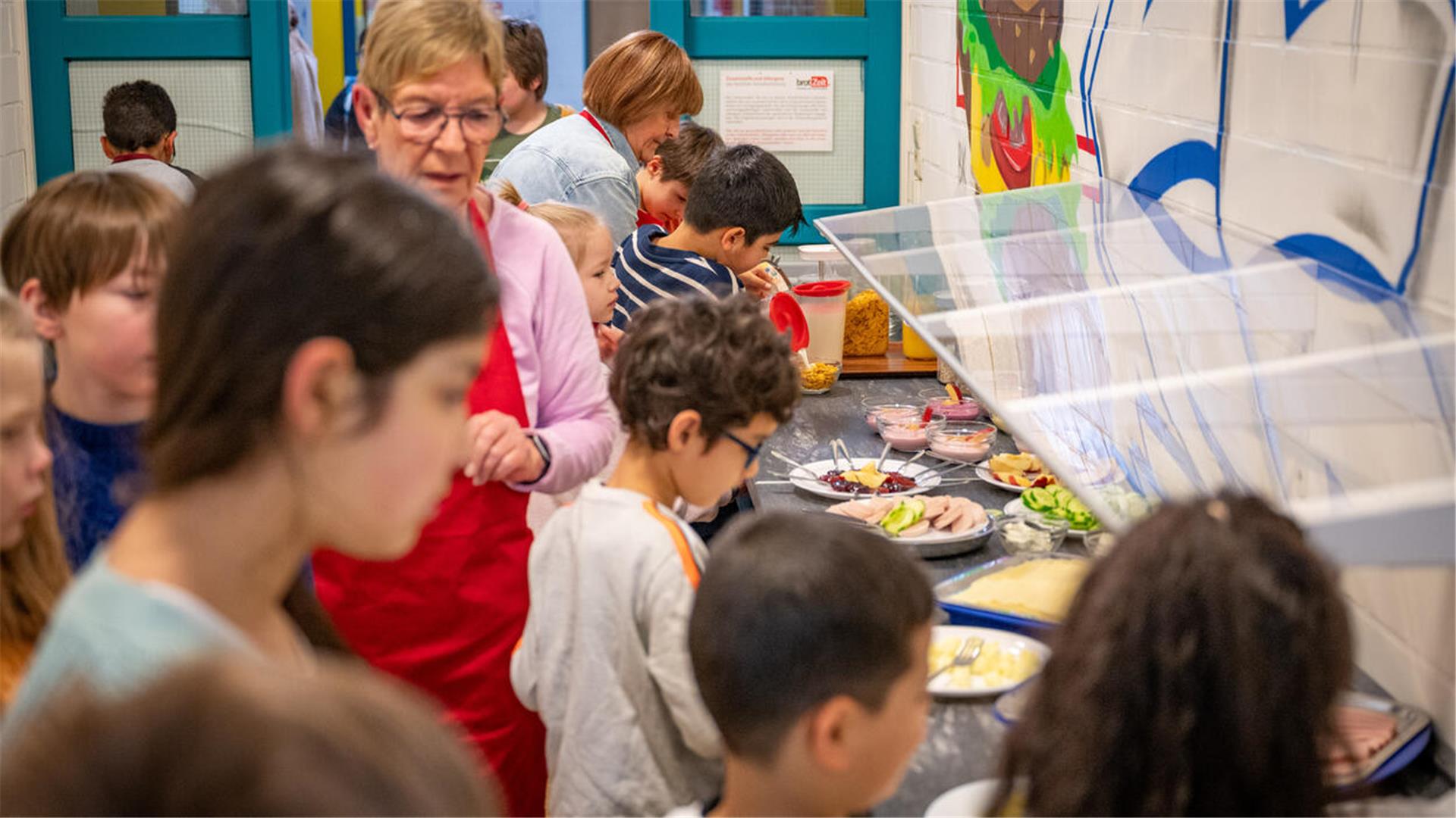 Nicht nur an der Pestalozzischule bekommen die Kinder ein kostenloses Frühstück ehrenamtlich serviert.