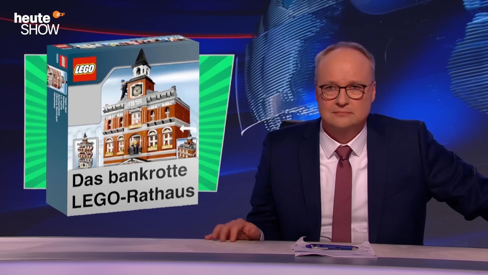 Nicht nur die Gemeinde Hagen steht finanziell da. Jetzt nicht im heute-show-Fanshop von Moderator Oliver Welke: Das bankrotte Lego-Rathaus. 