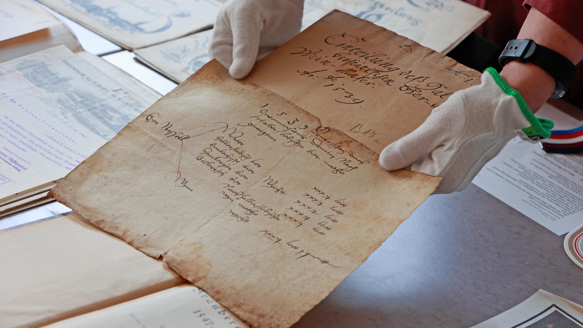 Historische Dokumente werden in einer Ausstellung im Stadtarchiv Halberstadt gezeigt.