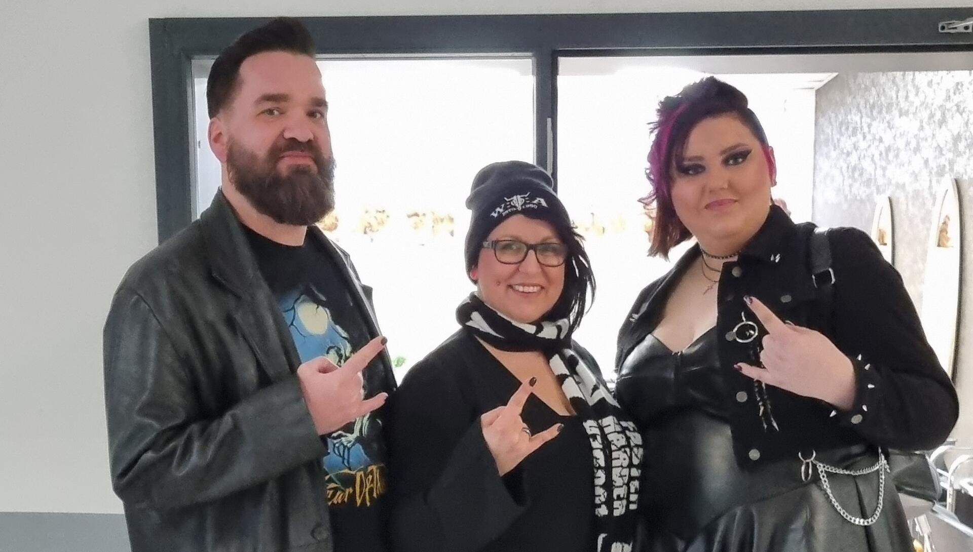 1 Mann und zwei Frauen im Metal-Look