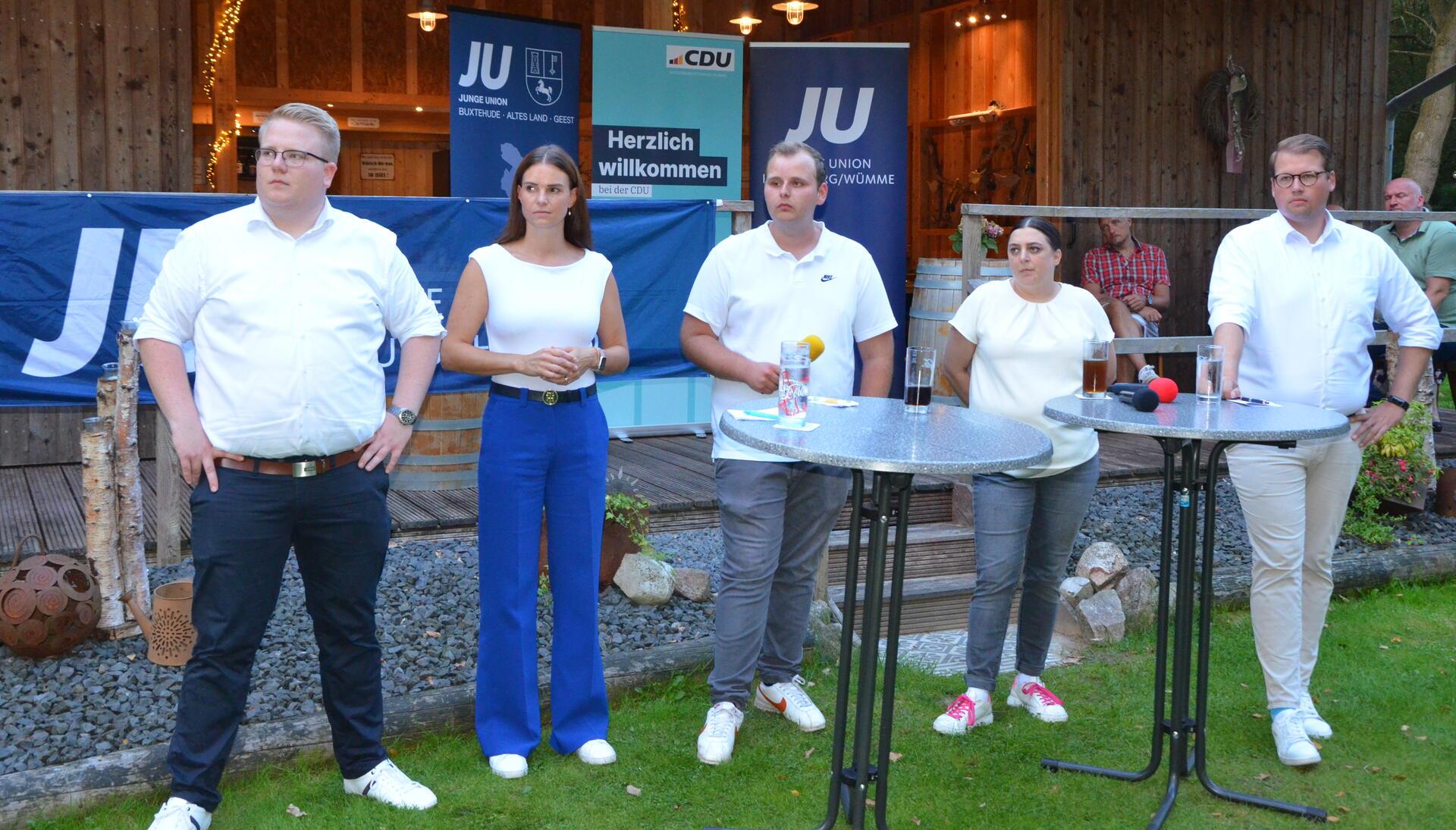 Nico Burfeind (von links) und Vanessa-Kim Zobel sowie Alexander Krause (von rechts) und Sabrina Klapper stellen sich im Wahlkreis Stade I/ Rotenburg II als CDU-Bundestagskandidaten zur Wahl. Birgit Butter konnte an der von Lennart Brockmann (Mitte) moderierten Diskussionsrunde in Augustendorf nicht teilnehmen.