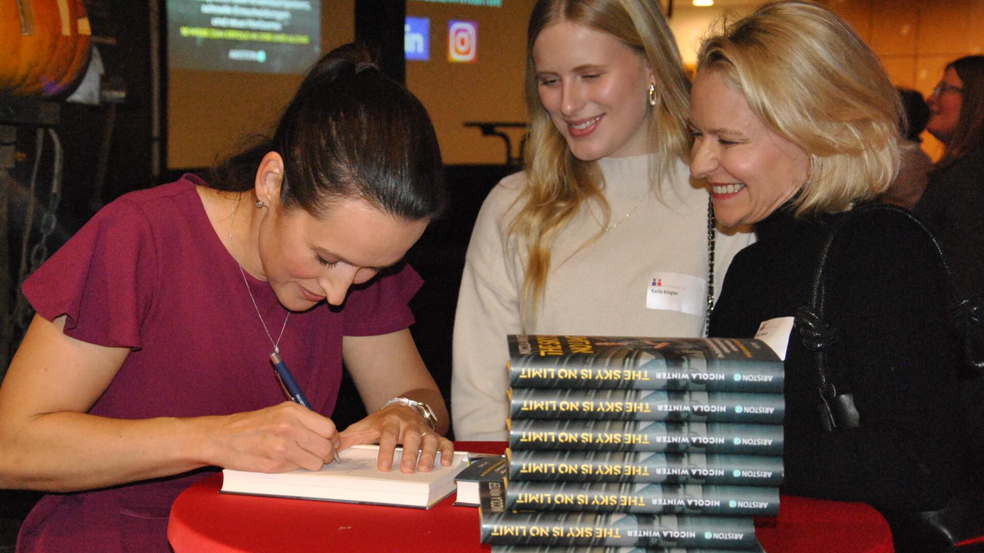 Nicola Winter brachte direkt ihr neues Buch mit nach Scheeßel, signierte auf Wunsch und plauderte mit den Gästen. Den Erlös spendete die Pilotin der örtlichen Stiftung „Junges Wissen“.