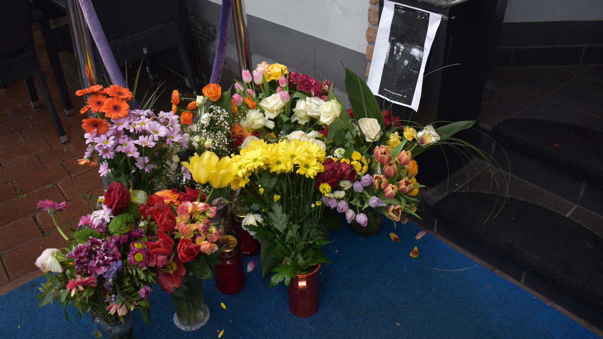 Noch immer werden Blumen zum Olympischen Feuer in Bremerhaven gebracht.