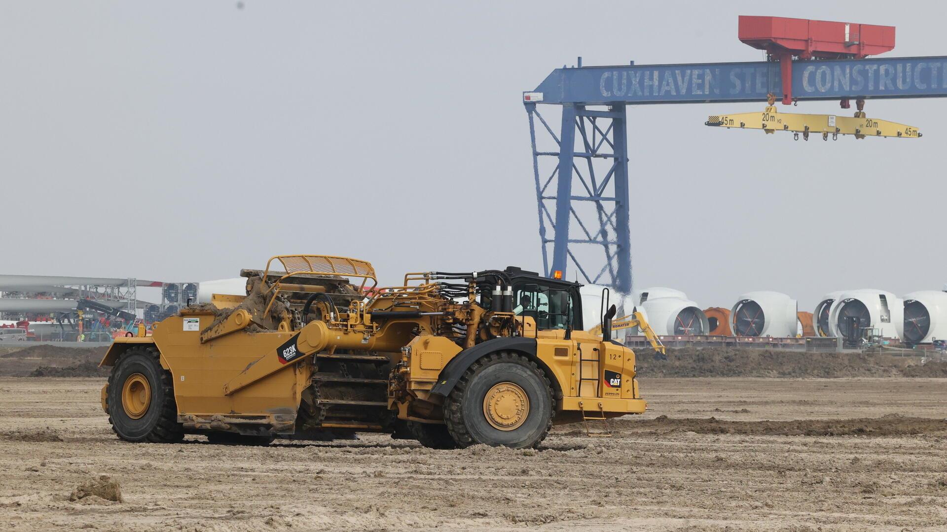 Ein gelbes Fahrzeug auf Sand.