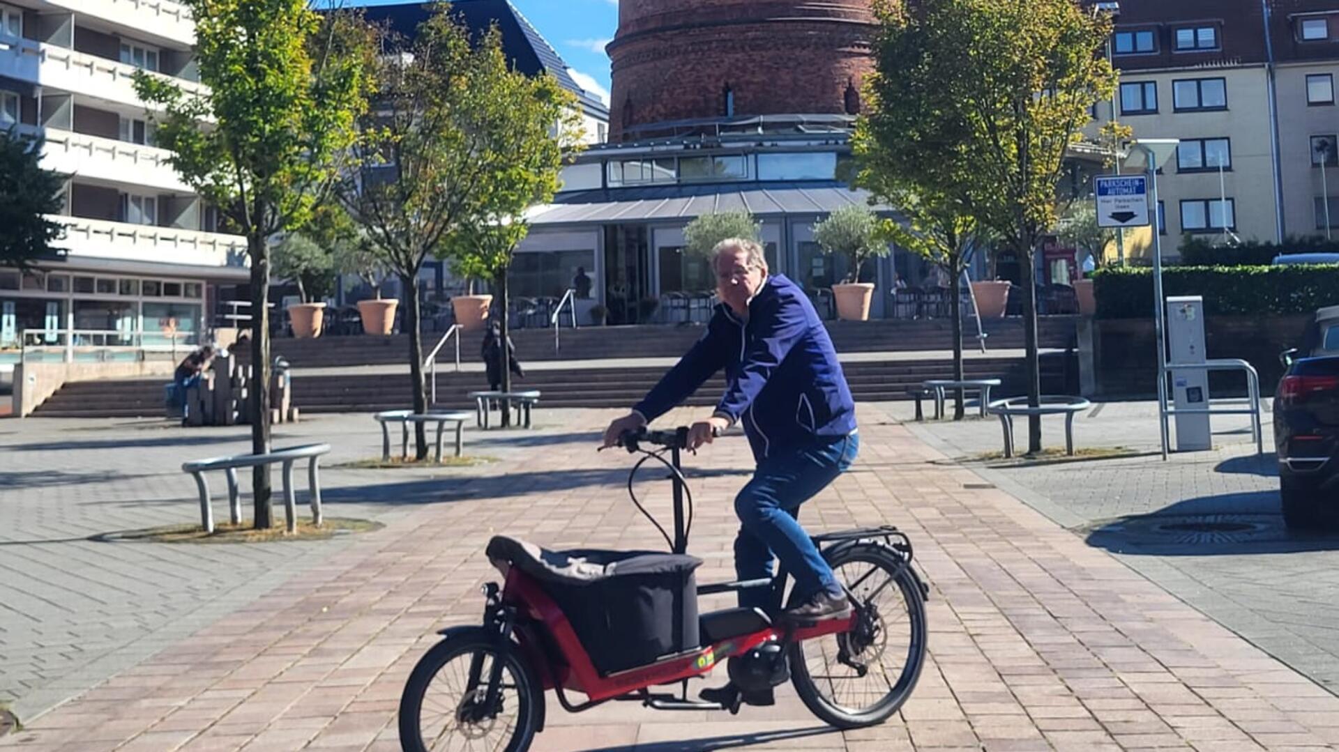 Noch ist es ruhig auf dem Konrad-Adenauer-Platz und der Radfahrer ist schon auf dem richtigen Weg: Am Freitag findet hier ein  Mobilitätstag über nachhaltige Mobilität statt.