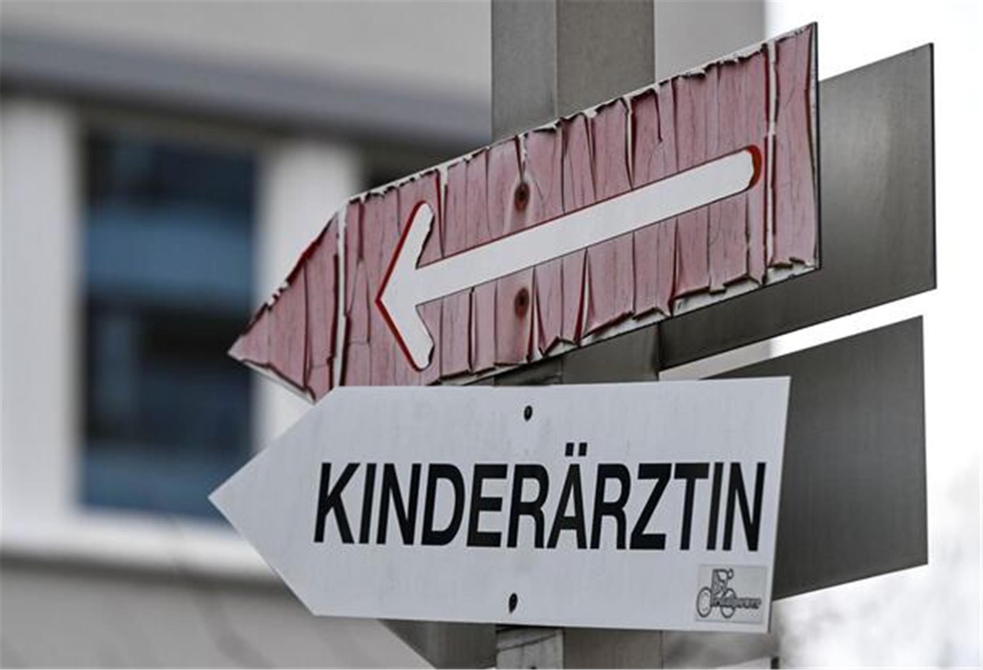 Ein Pfeil weist den Weg zu einer Kinderärztin.