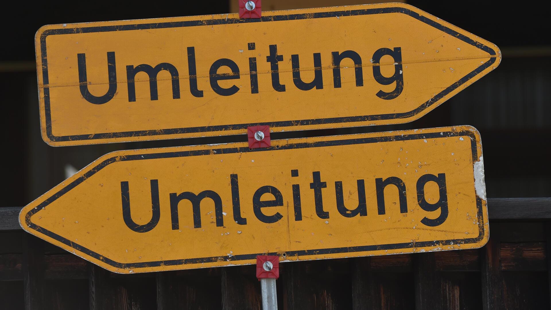 Schilder mit der Aufschrift "Umleitung"