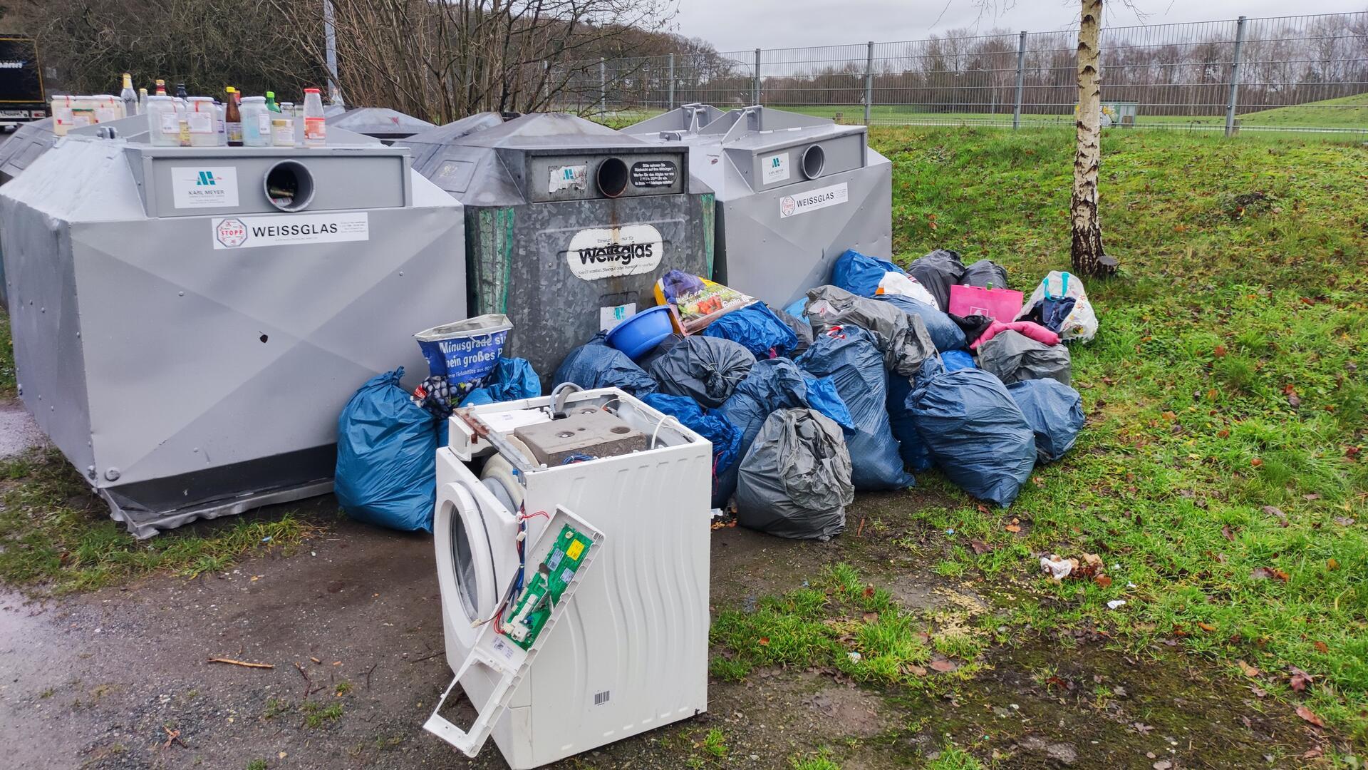 Müll am Veranstaltungsgelände in Zeven