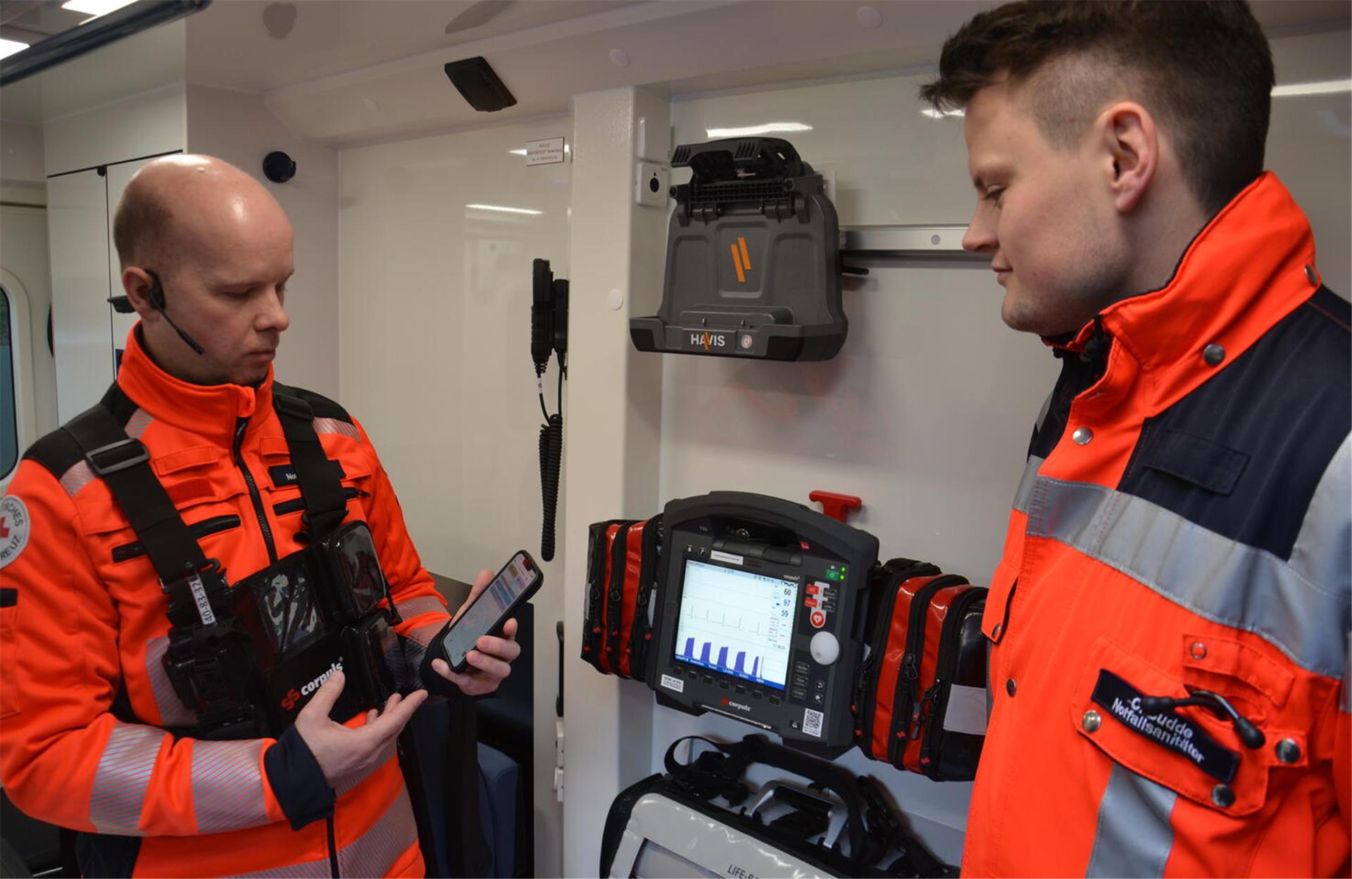 Notfallsanitäter Marcel Will (links) und Clemens Budde bilden auf dem Rettungswagen ein Team.