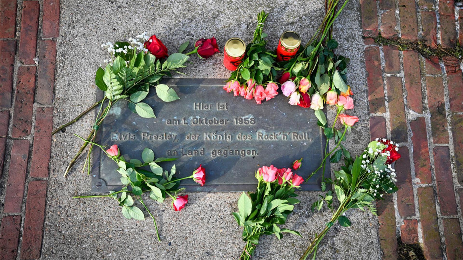 Bei einem Treffen von Elvis Presley-Fans auf der Columbuskaje legten sie Blumen zum Gedenken an den King Of Rock´n Roll ab.


