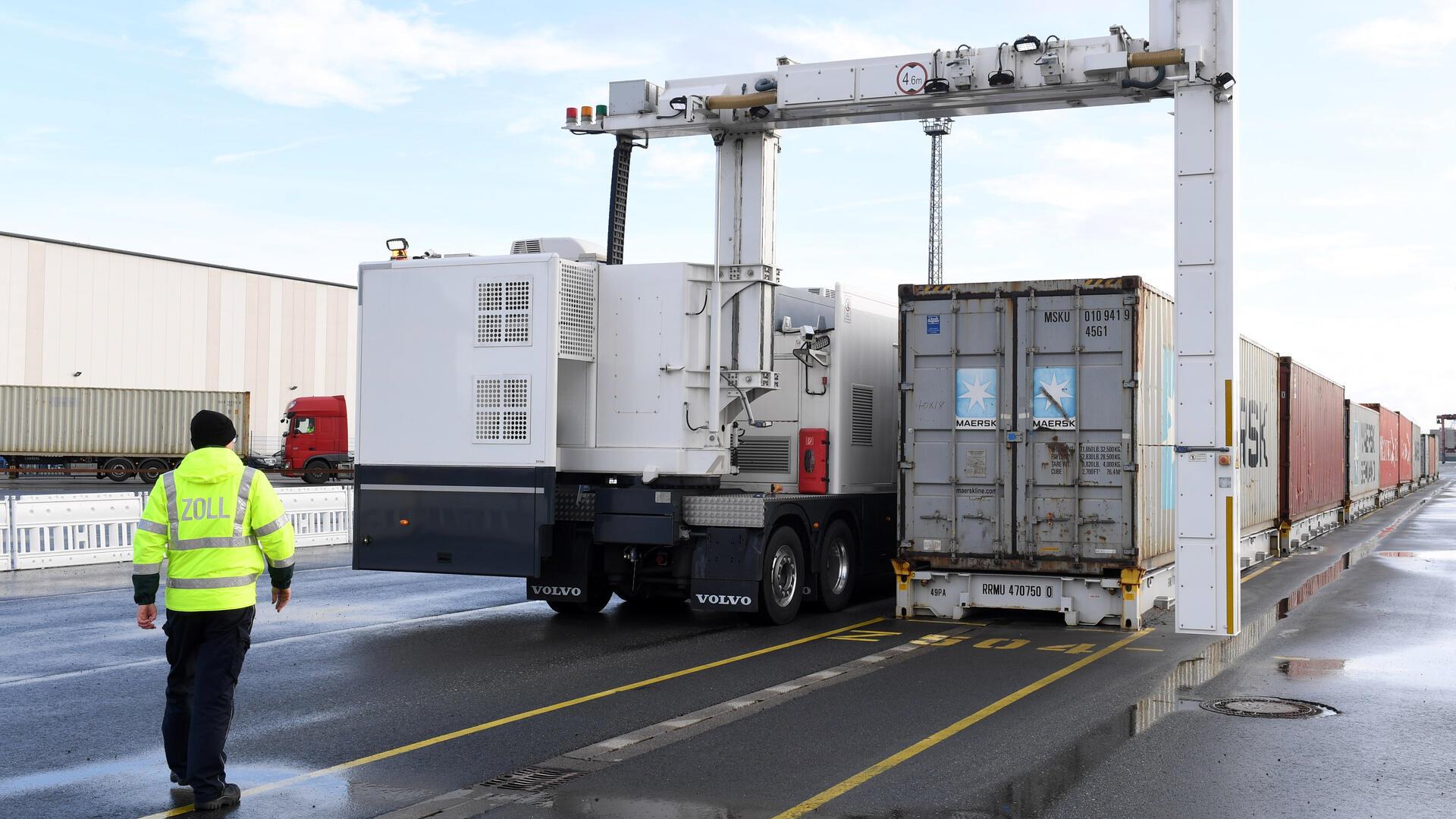 Nur eine Röntgenanlage auf dem Containerterminal und die ist auch noch veraltet: Im Kampf gegen den Kokainschmuggel fordert die Deutsche Zoll- und Finanzgewerkschaft eine erheblich bessere Ausstattung in den Häfen.