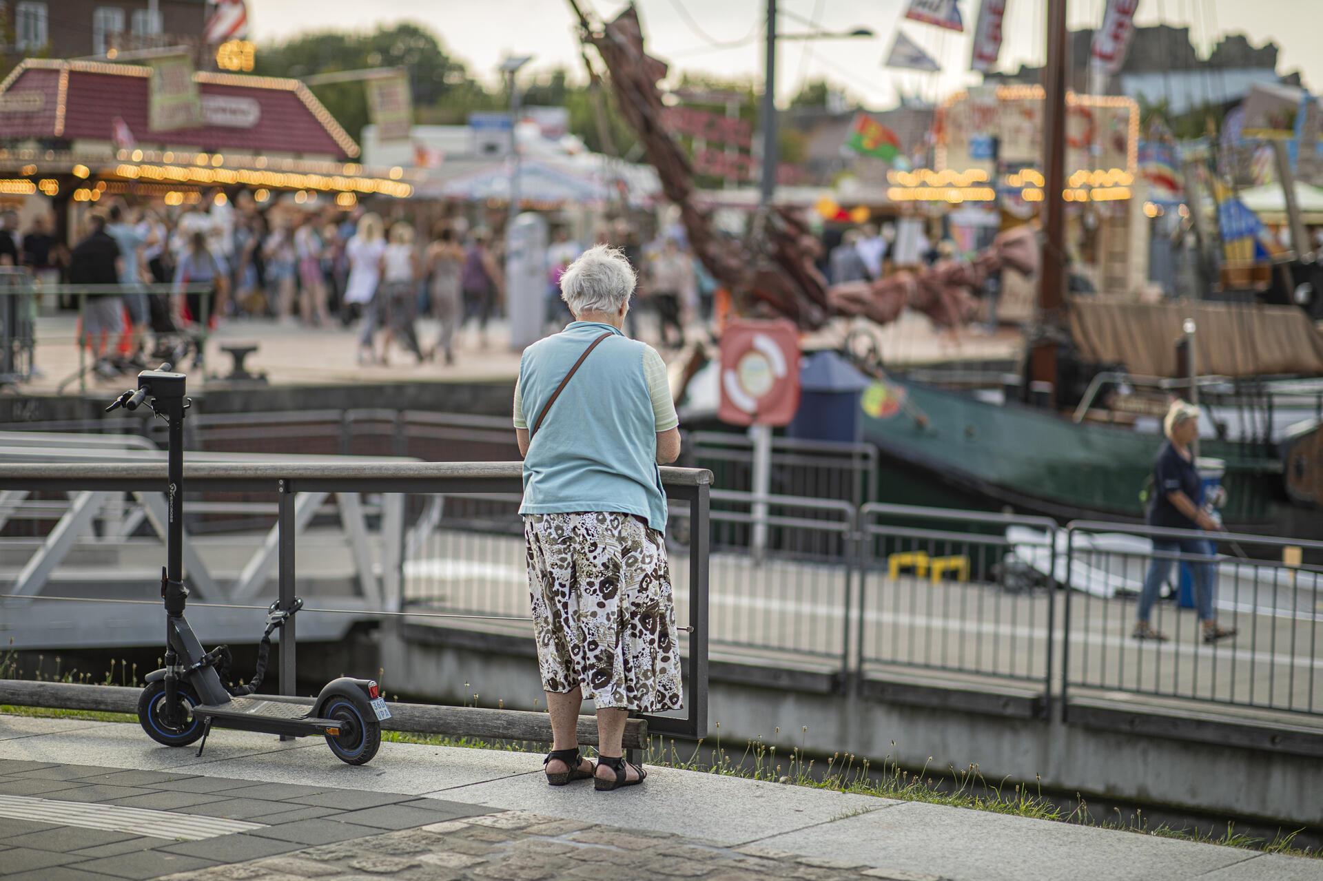 Ein Frau von hinten fotografiert. 