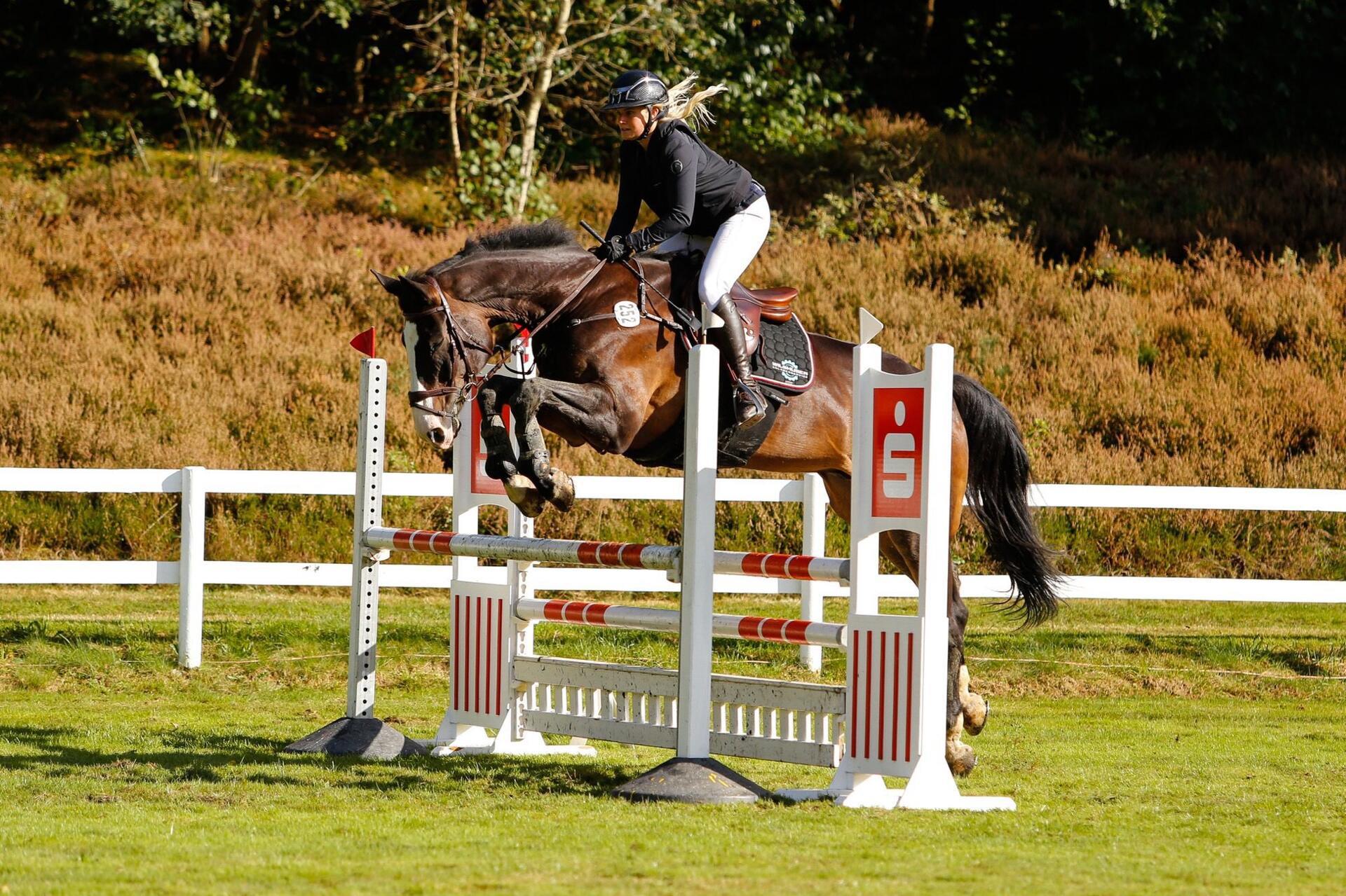 Ob sie wieder mit den Pferden Springturniere reiten kann, weiß Christina Sakowski noch nicht.