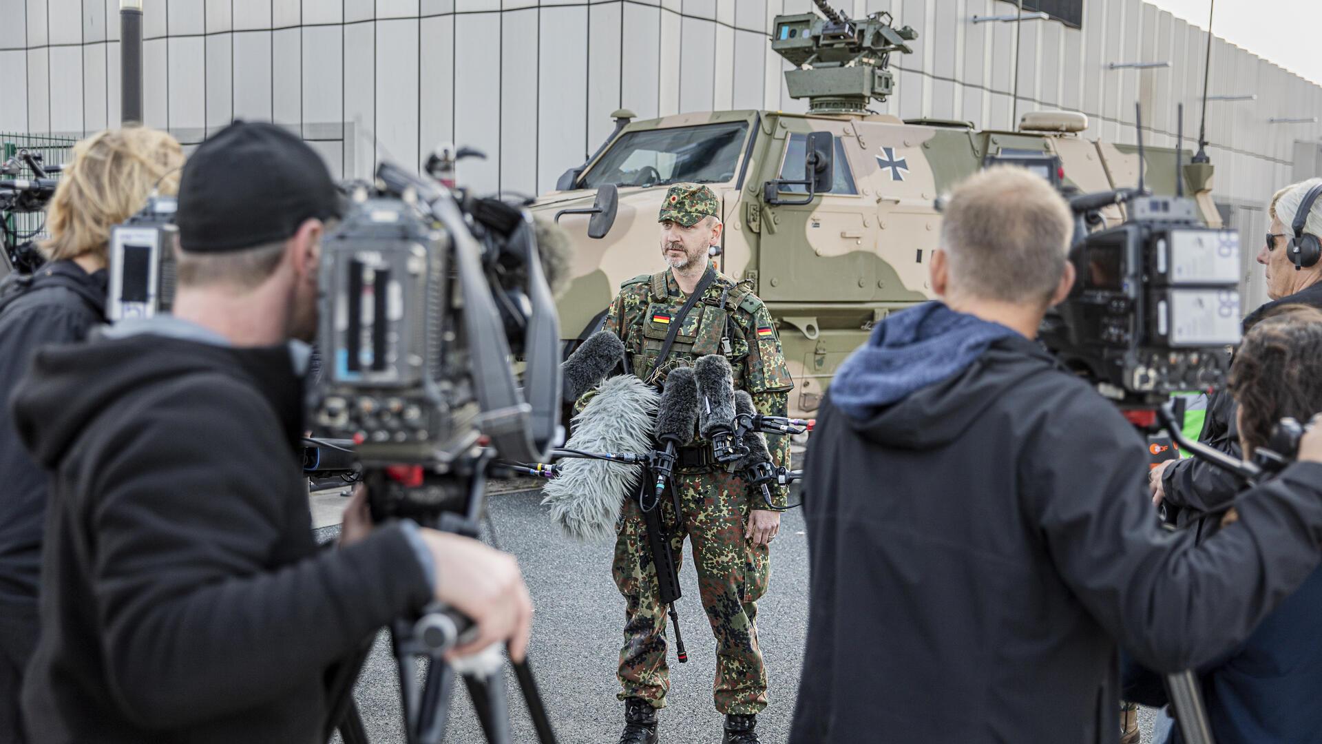 Oberleutnant Til steht der Presse Rede und Antwort.