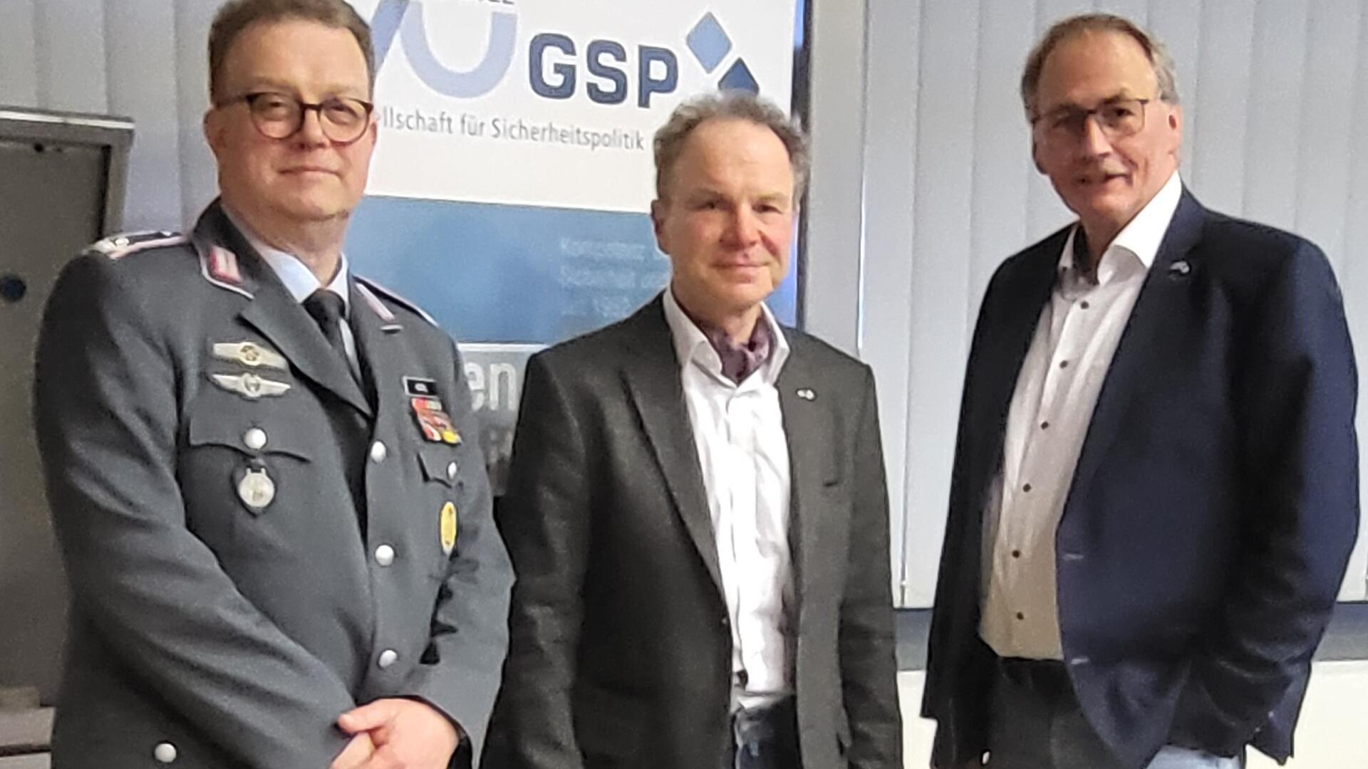 Oberstleutnant Michael Karl (von links) war als Referent bei der GSP Sektion Elbe-Weser zu Gast. Unser Foto zeigt ihn mit dem stellvertretenden Sektionsleiter Axel Loos und Sektionsleiter Werner Hinrichs.