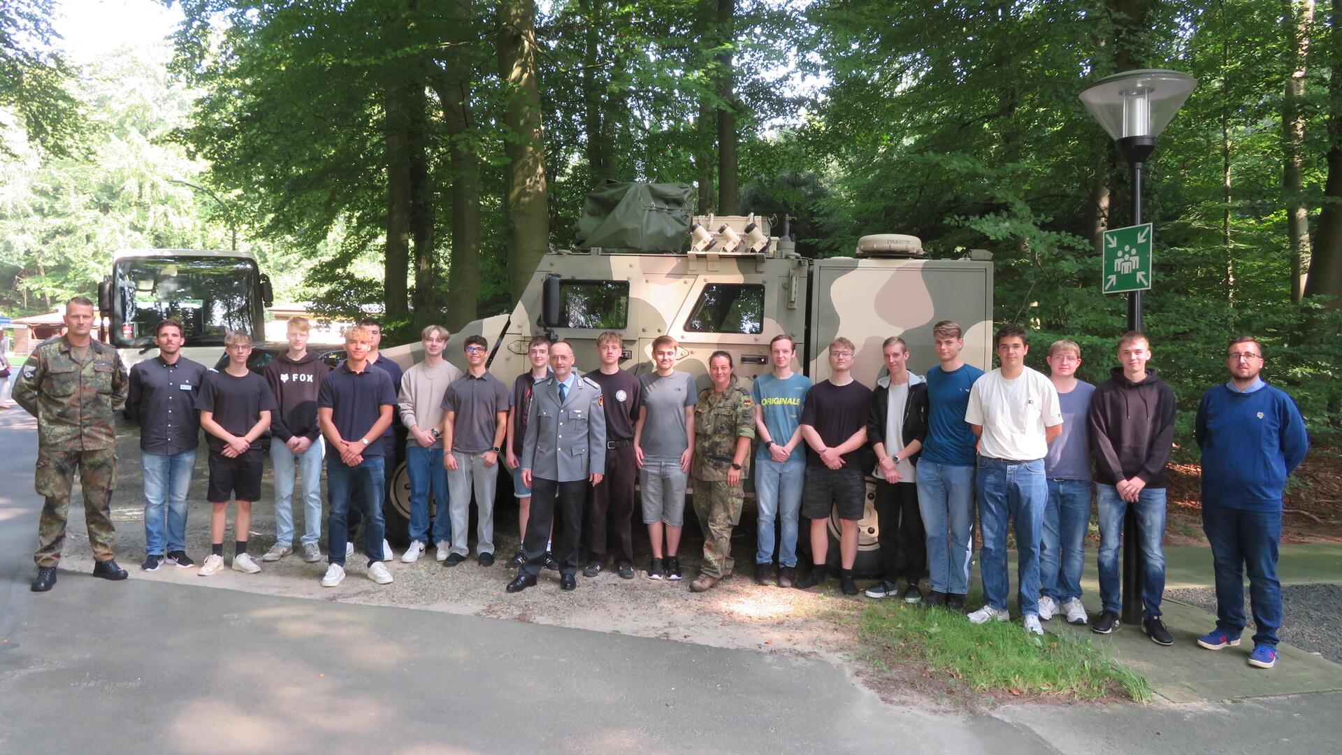 Oberstleutnant Stephan Brune begrüßt den neuen Ausbildungsjahrgang im Materialwirtschaftszentrum Einsatz der Bundeswehr.